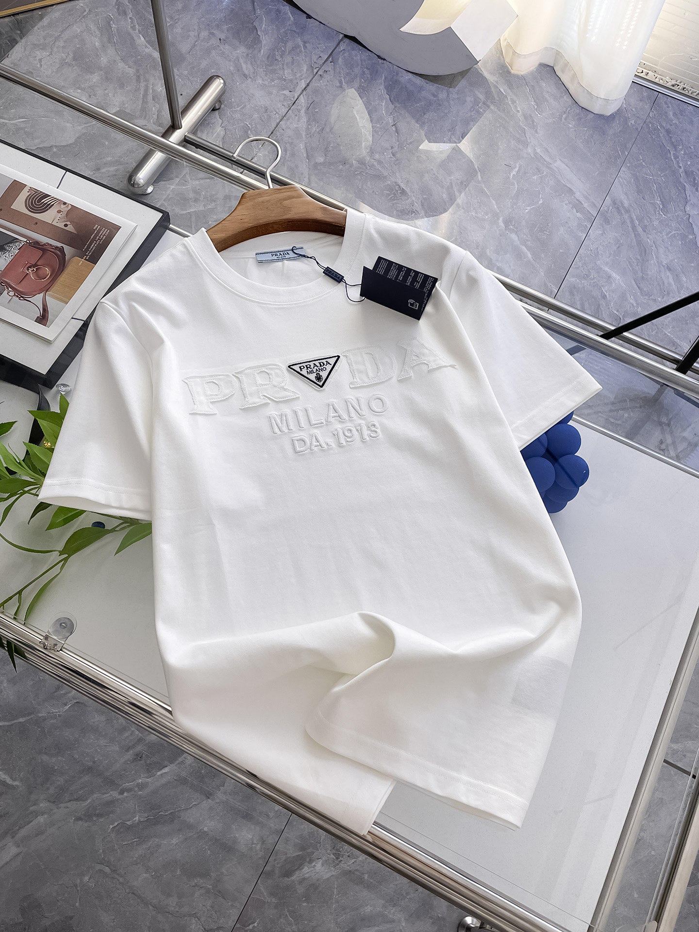 NO:146837,Prada high-end customization, the new spring and summer new first-time counter latest short-sleeved round-neck T-shirt, high-end customization, avant-garde and fashionable design!  Brand logo heavy craft design, high-end customized mercerated cloud cotton fabric, soft feel, comfortable to wear, exquisite counter-level car line, fine workmanship, invincible and handsome upper body effect!  A must-have item for handsome men!  Color black white S-2XL, prada, T-shirt,tees, t-shirt,alexander wang19860909普拉达 高端定制 春夏新款首发专柜最新款短袖圆领T恤 高端订制 设计前卫时尚！品牌logo重工艺设计 高端定制丝光云朵棉面料.手感柔软.穿着舒适.专柜级别精致车线.做工精细.上身效果无敌帅气！型男必备单品！ 颜色黑色 白色 码数S-2XL,,prada,T-shirt,tees，t-shirt,alexander wang,Men's clothing