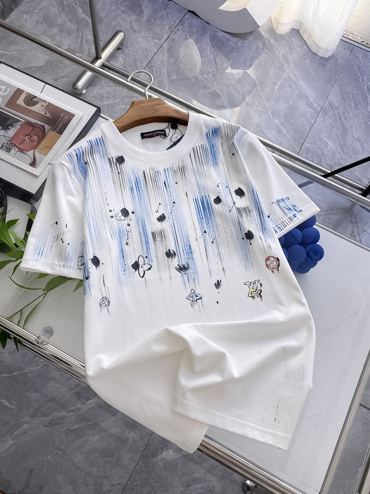 NO:146843,Louis High-end Customization, the new spring and summer new first-time counter with the latest short-sleeved round-neck T-shirt, high-end customization, avant-garde and fashionable design!  Brand logo heavy craft design, high-end customized mercerated cloud cotton fabric, soft feel, comfortable to wear, exquisite counter-level car line, fine workmanship, invincible and handsome upper body effect!  A must-have item for handsome men!  Color black white S-2XL, louis vuitton, T-shirt,tees, t-shirt,alexander wang19860909路易 高端定制 春夏新款首发专柜最新款短袖圆领T恤 高端订制 设计前卫时尚！品牌logo重工艺设计 高端定制丝光云朵棉面料.手感柔软.穿着舒适.专柜级别精致车线.做工精细.上身效果无敌帅气！型男必备单品！ 颜色黑色 白色 码数S-2XL,,louis vuitton,T-shirt,tees，t-shirt,alexander wang,Men's clothing