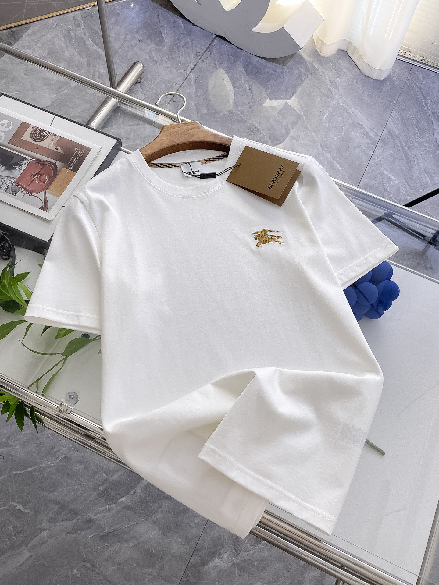 NO:146850,Burberry high-end customization, the new spring and summer new first-time counter latest short-sleeved round-neck T-shirt, high-end customization, avant-garde and fashionable design!  Brand logo heavy craft design, high-end customized mercerated cloud cotton fabric, soft feel, comfortable to wear, exquisite counter-level car line, fine workmanship, invincible and handsome upper body effect!  A must-have item for handsome men!  Color black white S-2XL, burberry, T-shirt,tees, t-shirt,alexander wang19860909巴宝莉 高端定制 春夏新款首发专柜最新款短袖圆领T恤 高端订制 设计前卫时尚！品牌logo重工艺设计 高端定制丝光云朵棉面料.手感柔软.穿着舒适.专柜级别精致车线.做工精细.上身效果无敌帅气！型男必备单品！ 颜色黑色 白色 码数S-2XL,,burberry,T-shirt,tees，t-shirt,alexander wang,Men's clothing