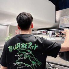 。Burberry巴宝莉💥独家专供新款原单男士休闲短袖 高端定制 高版本 时尚百搭爆款⚠️⚠️✨✨进口面 。Burberry巴宝莉💥独家专供新款原单男士休闲短袖 高端定制 高版本 时尚百搭爆款⚠️⚠️✨✨进口面
