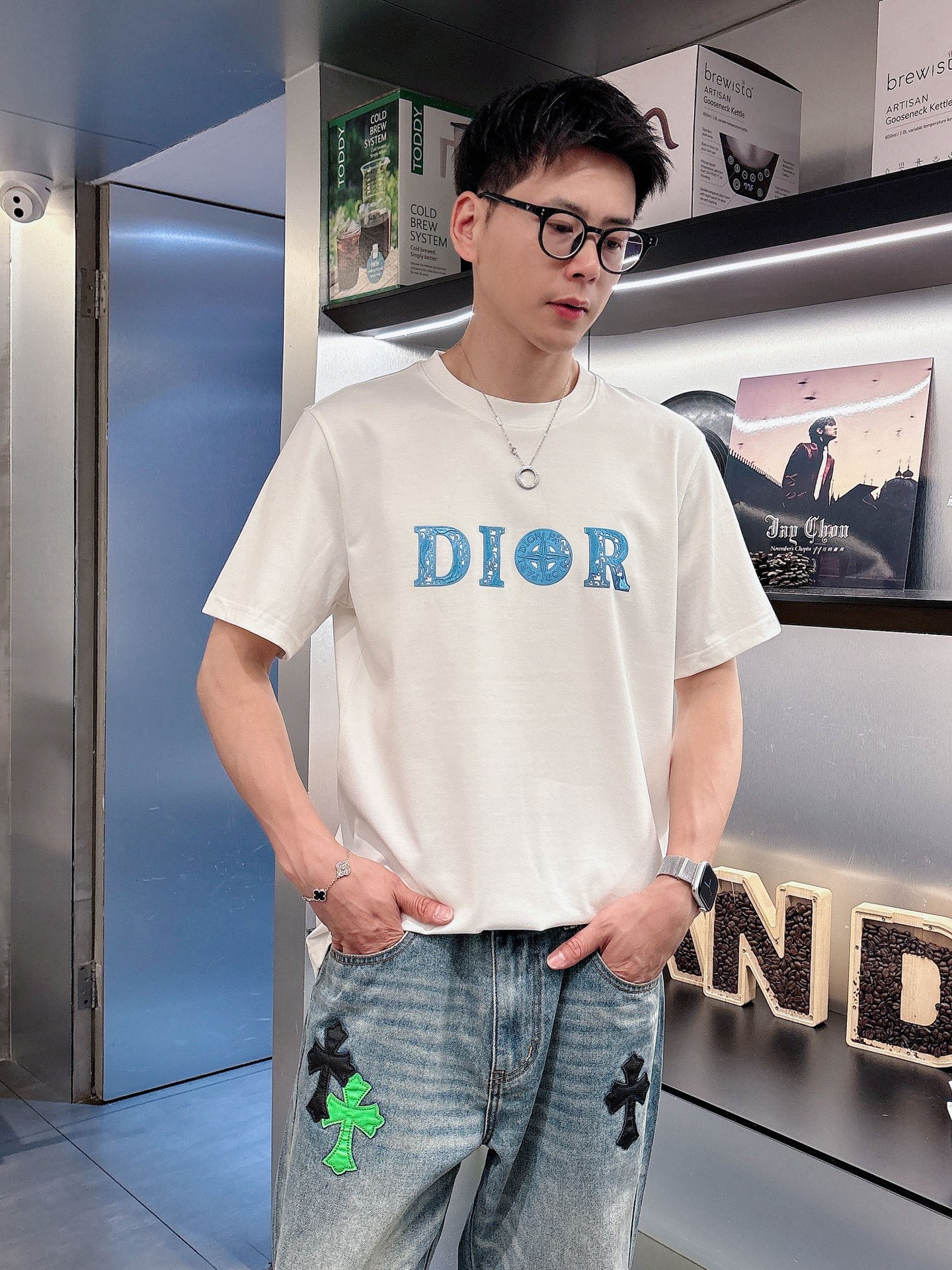 NO:431640,.Dior exclusively offers new original single men's casual short sleeves, high-end customization, high-end version, fashionable and versatile imported fabric, super soft and delicate, skin-friendly and comfortable to wear, high-end boutique, OEM fine-made top body, very good, men's essential items, three-standard complete color, black and white, Size S-2XL Size S shoulder width 46, bust 102, 66, sleeve length 22, M Size Shoulder width 47, bust 106, 67, sleeve length 23, L Size Shoulder width 48, bust 110, 68, sleeve length 24, XL Size Shoulder width 49, bust 114, 69, sleeve length 25, 2XL Size Shoulder width 50, bust 116, 70, sleeve length 26,,dior,dior,T-shirt,alexander wang19860909.Dior迪奥独家专供新款原单男士休闲短袖 高端定制 高版本 时尚百搭爆款进口面料 手感超柔软细腻 穿着亲肤舒适 高端精品 代工厂精细做上身非常赞 男士必备单品 三标齐全 颜色黑色白色 尺码S-2XL S码肩宽46 胸围102 衣长66 袖长22 M码肩宽47 胸围106 衣长67 袖长23 L码肩宽48 胸围110 衣长68 袖长24 XL码肩宽49 胸围114 衣长69 袖长25 2XL码肩宽50 胸围116 衣长70 袖长26,,dior,dior,T-shirt,alexander wang,Men's clothing