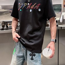 。Prada普拉达💥独家专供新款原单男士休闲短袖 高端定制 高版本 时尚百搭爆款⚠️⚠️✨✨进口面料 手 。Prada普拉达💥独家专供新款原单男士休闲短袖 高端定制 高版本 时尚百搭爆款⚠️⚠️✨✨进口面料 手