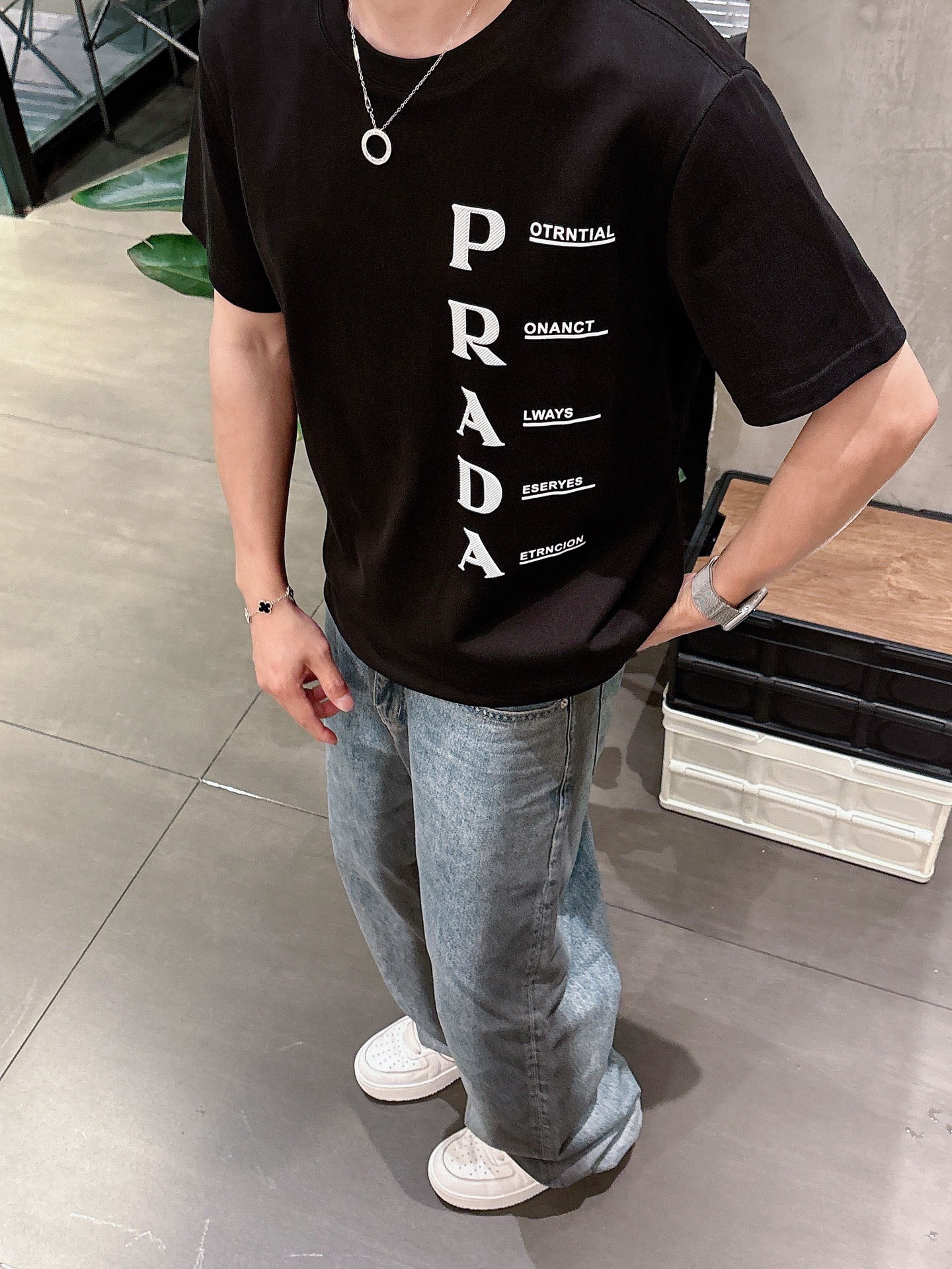 P140。Prada普拉达💥独家专供新款原单男士休闲短袖 高端定制 高版本 时尚百搭爆款⚠️⚠️✨✨进口面料 手感超柔软细腻  穿着亲肤舒适 高端精品 代工厂精细做工 上身非常赞 男士必备单品 三标齐全 
颜色：黑色白色
尺码：S-2XL
S码：肩宽46 胸围102 衣长66 袖长22
M码：肩宽47 胸围106 衣长67 袖长23
L码：肩宽48 胸围110 衣长68 袖长24
XL码：肩宽49 胸围114 衣长69 袖长25
2XL码：肩宽50 胸围116 衣长70 袖长26