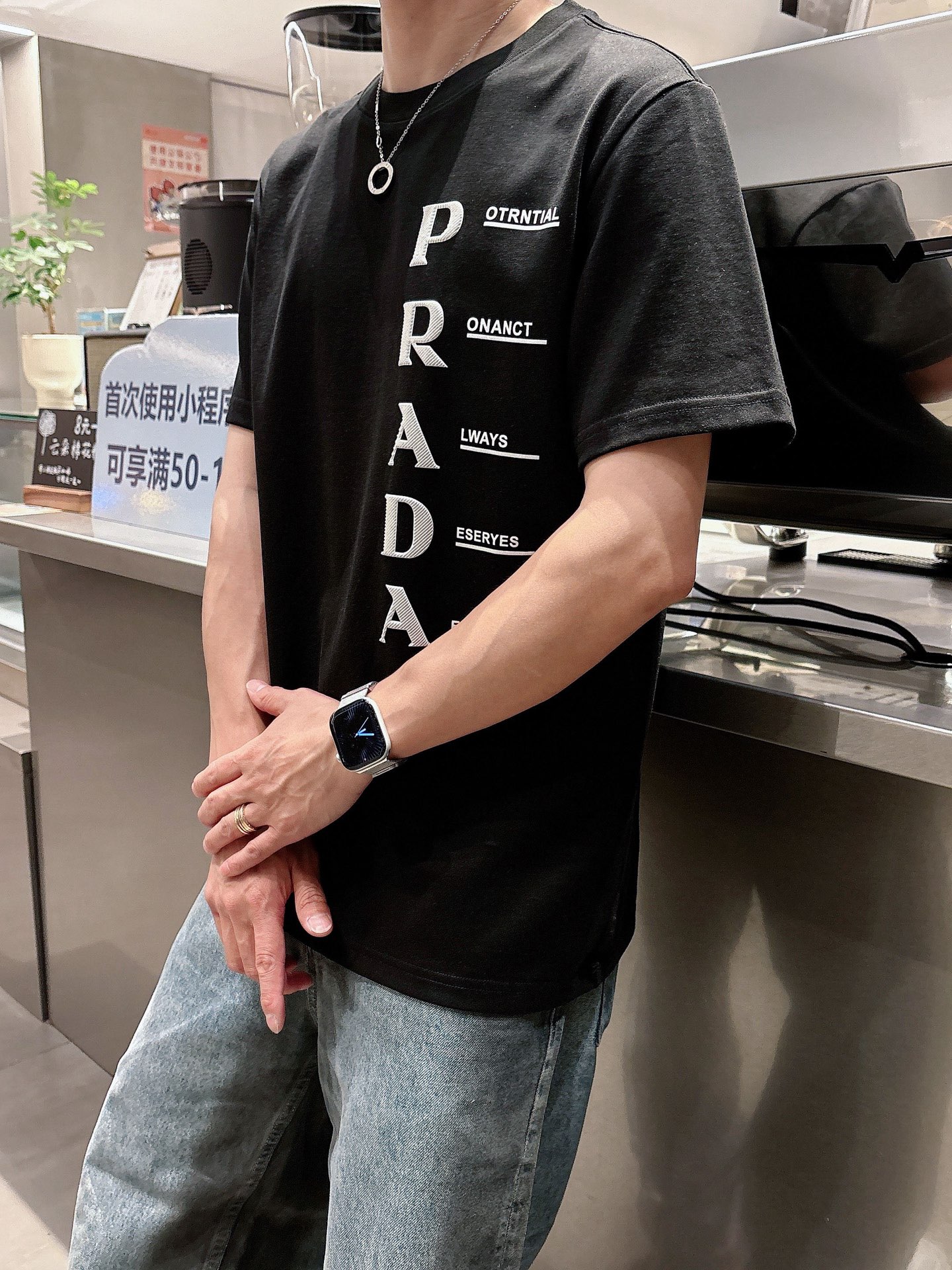 P140。Prada普拉达💥独家专供新款原单男士休闲短袖 高端定制 高版本 时尚百搭爆款⚠️⚠️✨✨进口面料 手感超柔软细腻  穿着亲肤舒适 高端精品 代工厂精细做工 上身非常赞 男士必备单品 三标齐全 
颜色：黑色白色
尺码：S-2XL
S码：肩宽46 胸围102 衣长66 袖长22
M码：肩宽47 胸围106 衣长67 袖长23
L码：肩宽48 胸围110 衣长68 袖长24
XL码：肩宽49 胸围114 衣长69 袖长25
2XL码：肩宽50 胸围116 衣长70 袖长26
