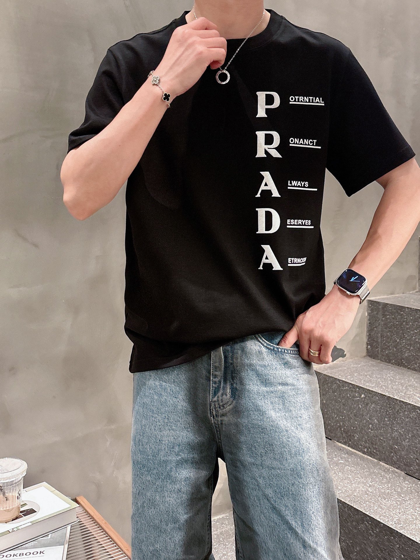 P140。Prada普拉达💥独家专供新款原单男士休闲短袖 高端定制 高版本 时尚百搭爆款⚠️⚠️✨✨进口面料 手感超柔软细腻  穿着亲肤舒适 高端精品 代工厂精细做工 上身非常赞 男士必备单品 三标齐全 
颜色：黑色白色
尺码：S-2XL
S码：肩宽46 胸围102 衣长66 袖长22
M码：肩宽47 胸围106 衣长67 袖长23
L码：肩宽48 胸围110 衣长68 袖长24
XL码：肩宽49 胸围114 衣长69 袖长25
2XL码：肩宽50 胸围116 衣长70 袖长26