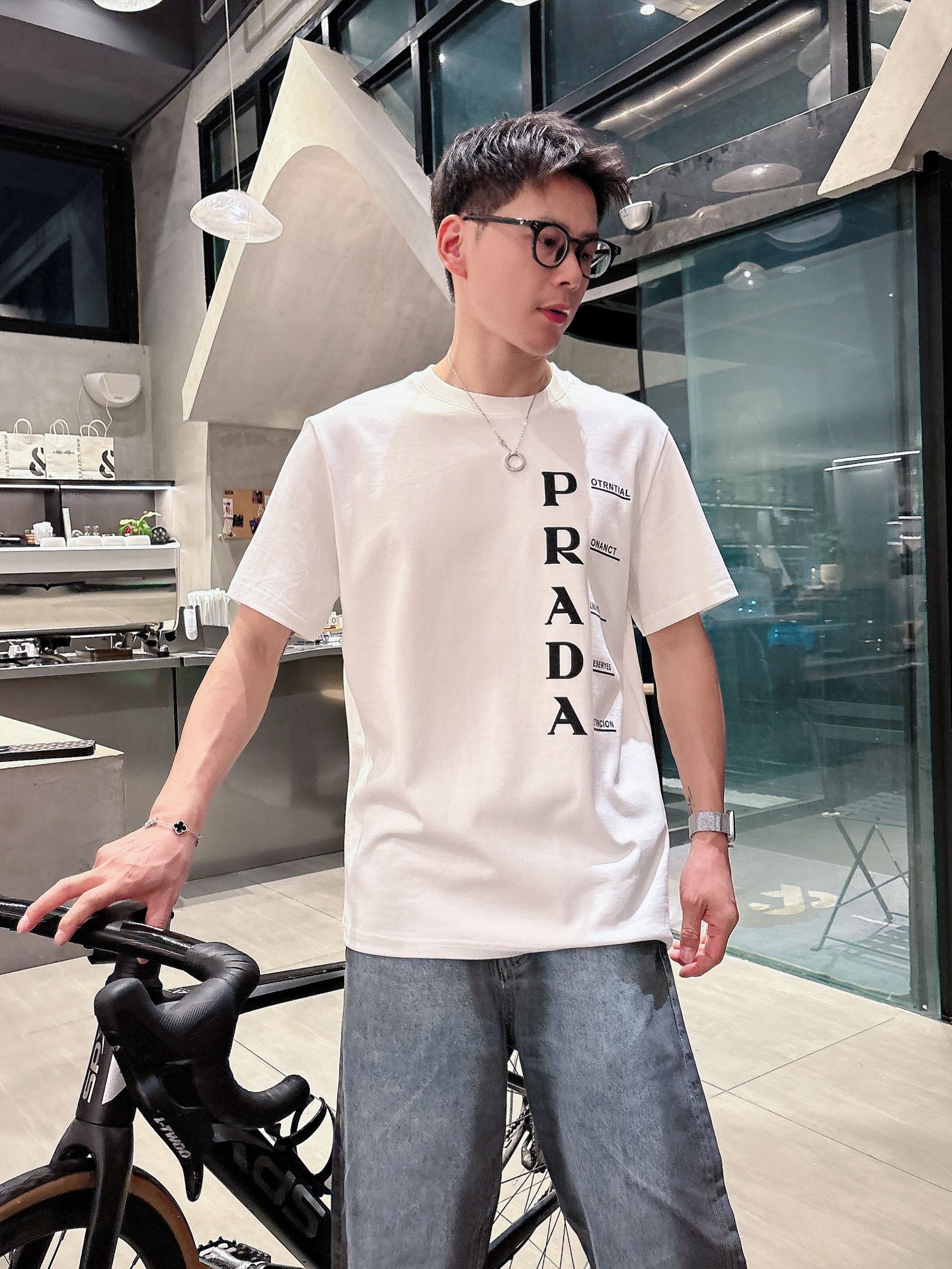 NO:431643,.Prada exclusively offers new original single men's casual short sleeves, high-end customization, high-end version, fashionable and versatile imported fabric, super soft and delicate, skin-friendly and comfortable to wear, high-end boutique, OEM fine-made top body, very good, men's essential items, three-standard complete color, black and white, Size S-2XL Size S-2XL Size Shoulder width 46, bust 102, 66, sleeve length 22, M Size Shoulder width 47, bust 106, 67, sleeve length 23, L Size Shoulder width 48, bust 110, 68, sleeve length 24, XL Size Shoulder width 49, bust 114, 69, sleeve length 25, 2XL Size Shoulder width 50, bust 116, 70, sleeve length 26,,prada,prada,T-shirt,alexander wang19860909.Prada普拉达独家专供新款原单男士休闲短袖 高端定制 高版本 时尚百搭爆款进口面料 手感超柔软细腻 穿着亲肤舒适 高端精品 代工厂精细做上身非常赞 男士必备单品 三标齐全 颜色黑色白色 尺码S-2XL S码肩宽46 胸围102 衣长66 袖长22 M码肩宽47 胸围106 衣长67 袖长23 L码肩宽48 胸围110 衣长68 袖长24 XL码肩宽49 胸围114 衣长69 袖长25 2XL码肩宽50 胸围116 衣长70 袖长26,,prada,prada,T-shirt,alexander wang,Men's clothing