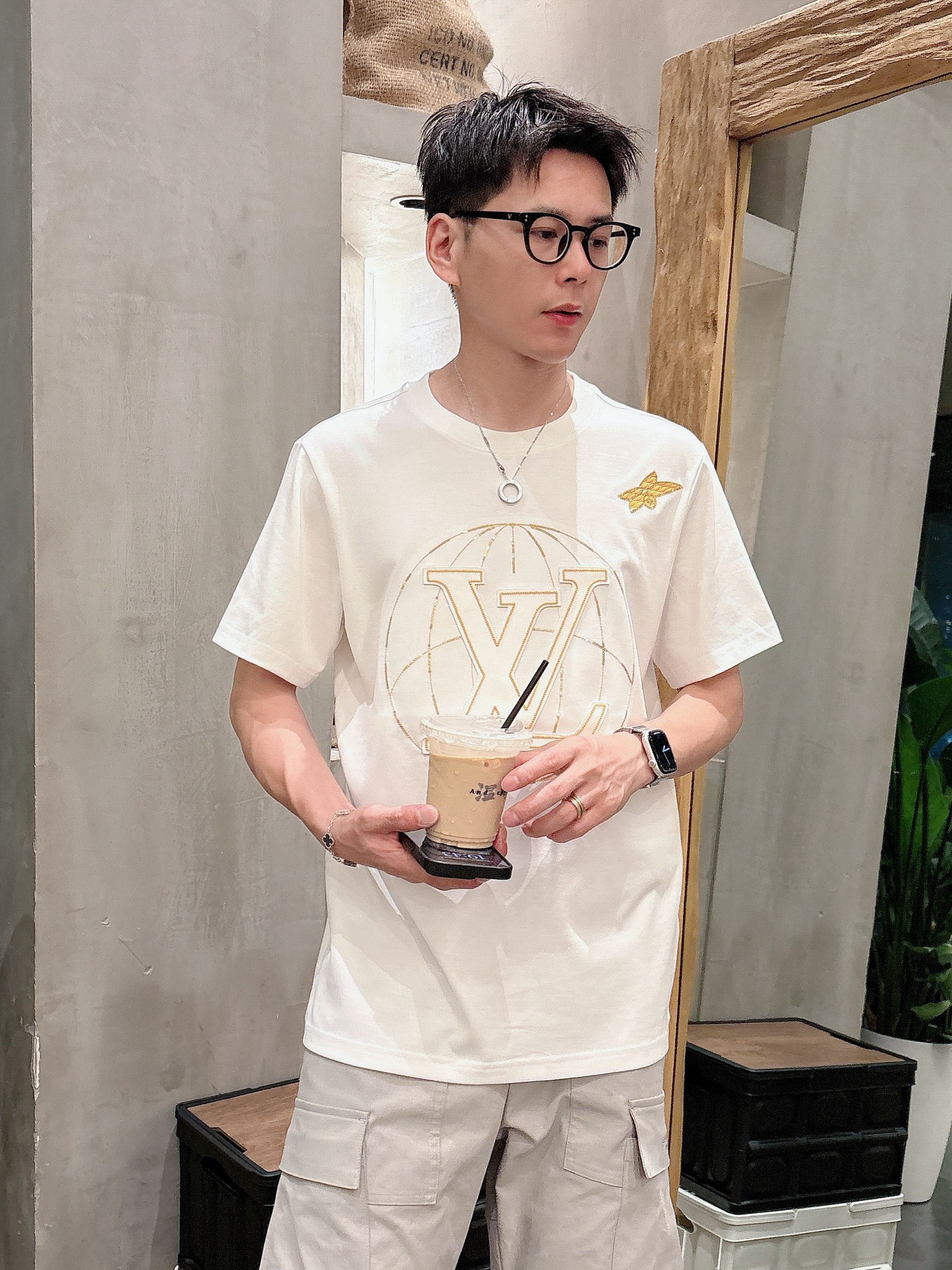 NO:431647,.Louis Vuitton exclusively offers new original single men's casual short sleeves, high-end customization, high-end version, fashionable and versatile imported fabric, super soft and delicate, skin-friendly and comfortable to wear, high-end boutique, OEM fine-made top body, very good, men's essential items, three-standard complete color, black and white, Size S-2XL Size S shoulder width 46, bust 102, 66, sleeve length 22, M Size Shoulder width 47, bust 106, 67, sleeve length 23, L Size Shoulder width 48, bust 110, 68, sleeve length 24, XL Size Shoulder width 49, bust 114, 69, sleeve length 25, 2XL Size Shoulder width 50, bust 116, 70, sleeve length 26,,louis vuitton,louis  vuitton, T-shirt,alexander wang19860909.Louis Vuitton路易威登独家专供新款原单男士休闲短袖 高端定制 高版本 时尚百搭爆款进口面料 手感超柔软细腻 穿着亲肤舒适 高端精品 代工厂精细做上身非常赞 男士必备单品 三标齐全 颜色黑色白色 尺码S-2XL S码肩宽46 胸围102 衣长66 袖长22 M码肩宽47 胸围106 衣长67 袖长23 L码肩宽48 胸围110 衣长68 袖长24 XL码肩宽49 胸围114 衣长69 袖长25 2XL码肩宽50 胸围116 衣长70 袖长26,,louis vuitton,louis vuitton,T-shirt,alexander wang,Men's clothing