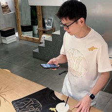 。Louis Vuitton路易威登💥独家专供新款原单男士休闲短袖 高端定制 高版本 时尚百搭爆款⚠️⚠ 。Louis Vuitton路易威登💥独家专供新款原单男士休闲短袖 高端定制 高版本 时尚百搭爆款⚠️⚠