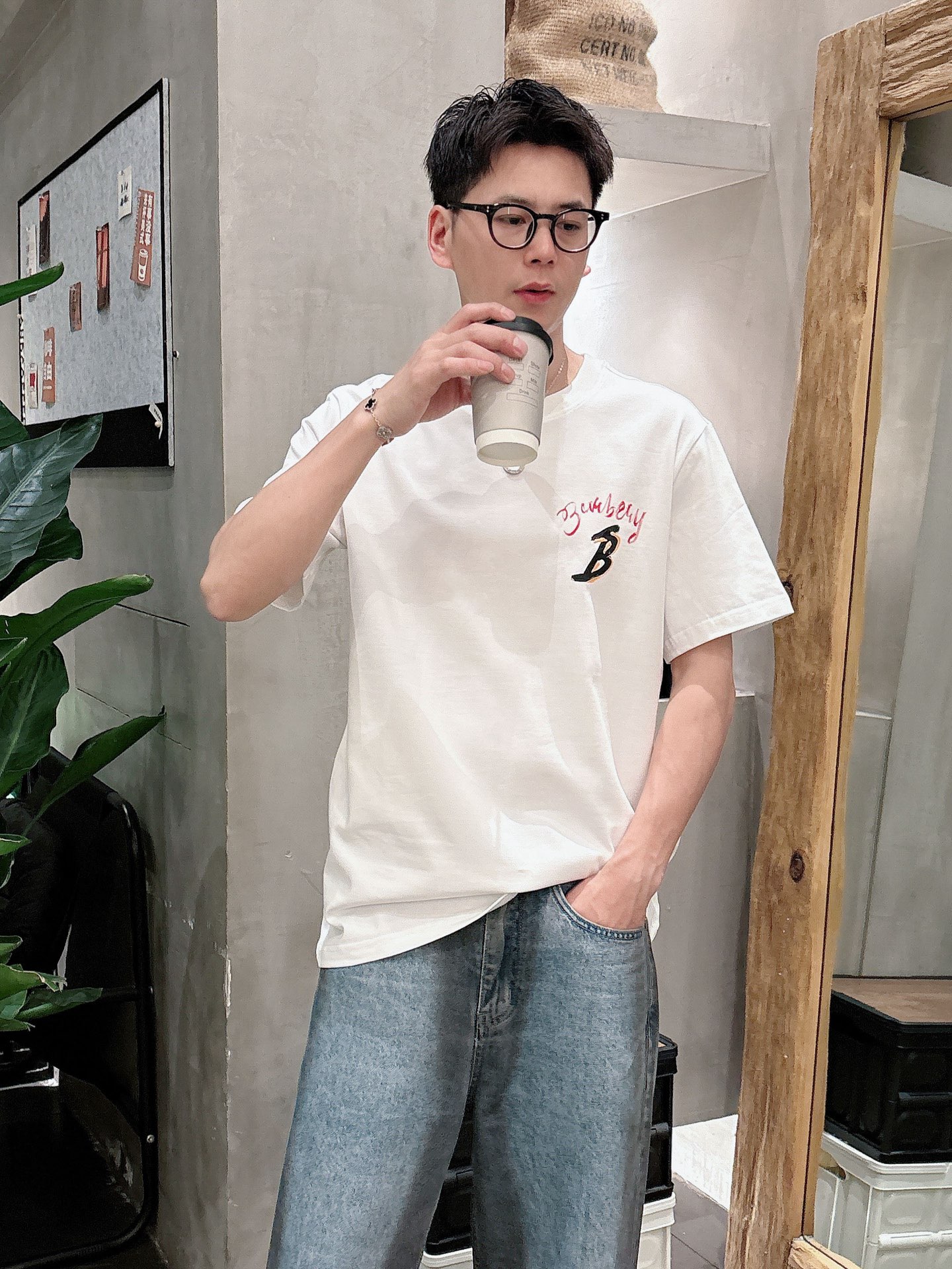 NO:431652,.Burberry Burberry exclusively offers new original single men's casual short sleeves, high-end customization, high-end version, fashionable and versatile imported fabric, super soft and delicate, skin-friendly and comfortable to wear, high-end boutique, OEM fine-made top body, very good, men's essential items, three-standard complete color, black, white, gray, orange, Size S-2XL Size Shoulder width 46, bust 102, 66, sleeve length 22, M, shoulder width 47, bust 106, 67, sleeve length 23, L, shoulder width 48, bust 110, 68, sleeve length 24, XL, shoulder width 49, bust 114, 69, sleeve length 25, 2XL, shoulder width 50, bust 116, 70, sleeve length 26,,burberry,burberry, T-shirt,alexander wang19860909.Burberry巴宝莉独家专供新款原单男士休闲短袖 高端定制 高版本 时尚百搭爆款进口面料 手感超柔软细腻 穿着亲肤舒适 高端精品 代工厂精细做上身非常赞 男士必备单品 三标齐全 颜色黑色白色灰色橙色 尺码S-2XL S码肩宽46 胸围102 衣长66 袖长22 M码肩宽47 胸围106 衣长67 袖长23 L码肩宽48 胸围110 衣长68 袖长24 XL码肩宽49 胸围114 衣长69 袖长25 2XL码肩宽50 胸围116 衣长70 袖长26,,burberry,burberry,T-shirt,alexander wang,Men's clothing