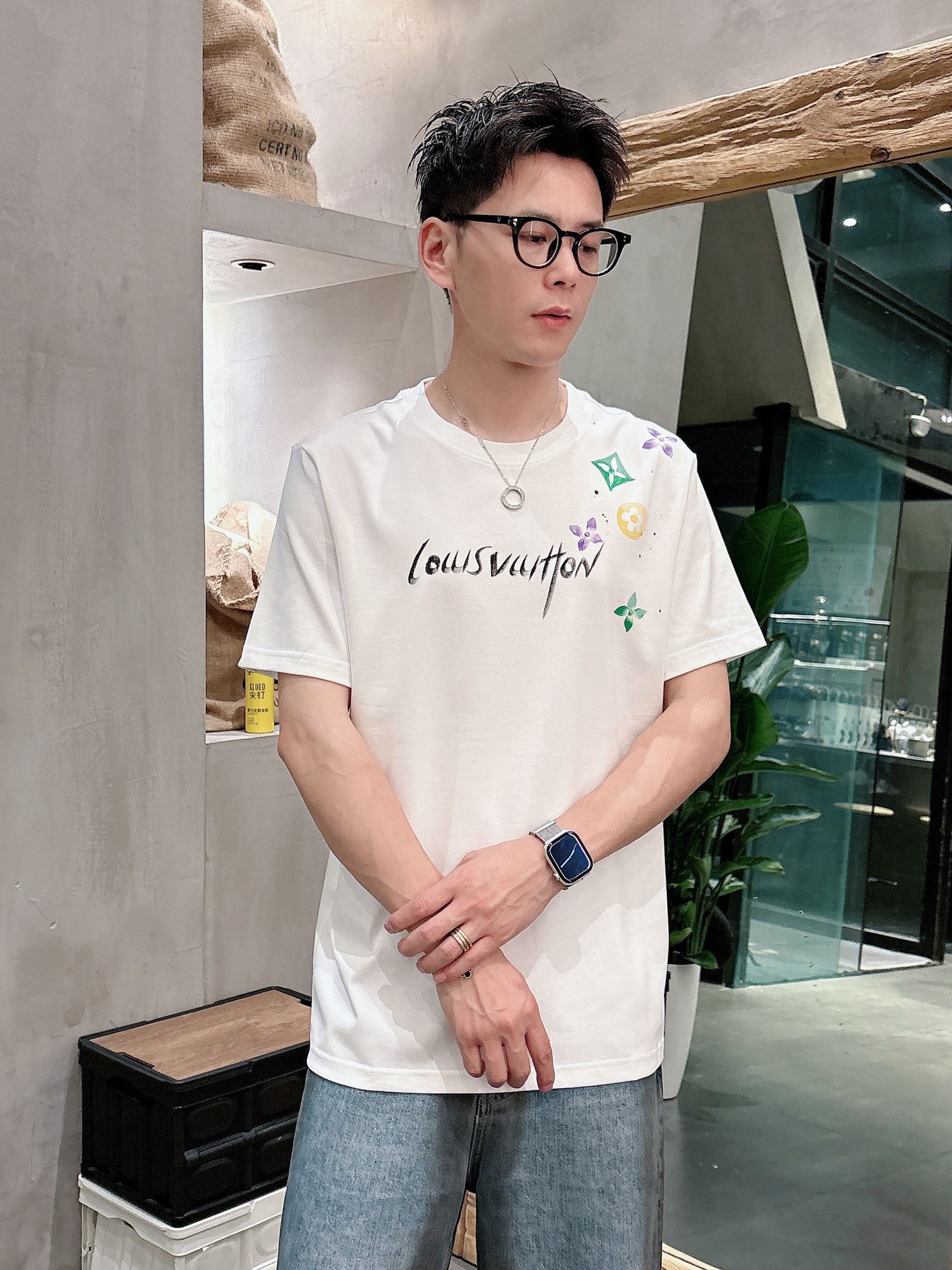 NO:431657,.Louis Vuitton exclusively offers new original single men's casual short sleeves, high-end customization, high-end version, fashionable and versatile imported fabric, super soft and delicate, skin-friendly and comfortable to wear, high-end boutique, OEM fine-made top body, very good, men's essential items, three-standard complete color, black and white, Size S-2XL Size S shoulder width 46, bust 102, 66, sleeve length 22, M Size Shoulder width 47, bust 106, 67, sleeve length 23, L Size Shoulder width 48, bust 110, 68, sleeve length 24, XL Size Shoulder width 49, bust 114, 69, sleeve length 25, 2XL Size Shoulder width 50, bust 116, 70, sleeve length 26,,louis vuitton,louis  vuitton, T-shirt,alexander wang19860909.Louis Vuitton路易威登独家专供新款原单男士休闲短袖 高端定制 高版本 时尚百搭爆款进口面料 手感超柔软细腻 穿着亲肤舒适 高端精品 代工厂精细做上身非常赞 男士必备单品 三标齐全 颜色黑色白色 尺码S-2XL S码肩宽46 胸围102 衣长66 袖长22 M码肩宽47 胸围106 衣长67 袖长23 L码肩宽48 胸围110 衣长68 袖长24 XL码肩宽49 胸围114 衣长69 袖长25 2XL码肩宽50 胸围116 衣长70 袖长26,,louis vuitton,louis vuitton,T-shirt,alexander wang,Men's clothing