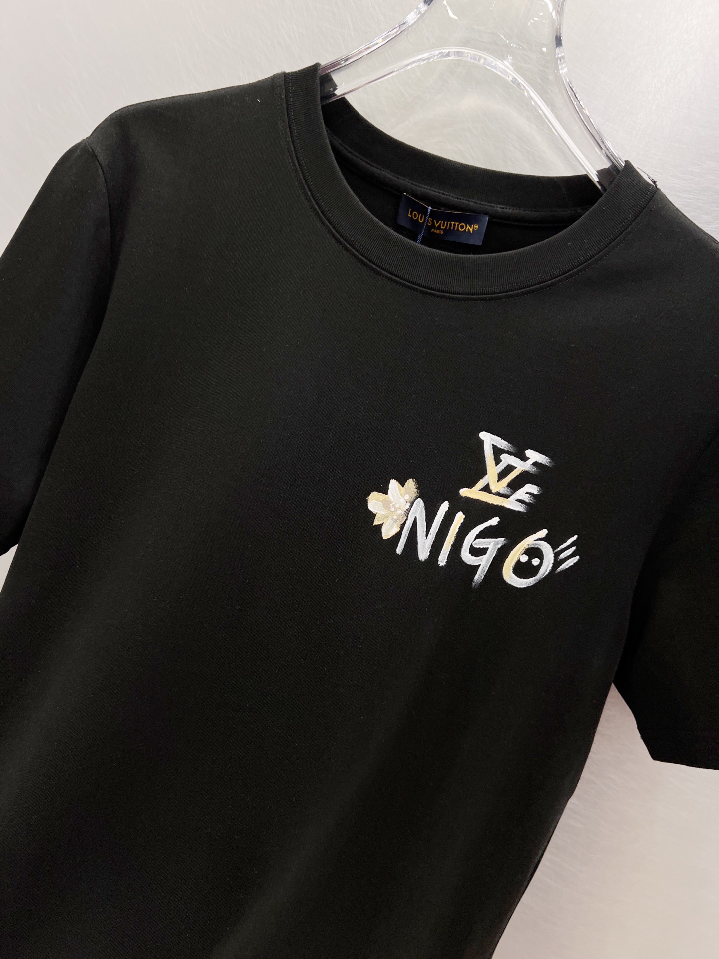   LV      ⚠️
重磅推荐！2025ss夏装新品 专柜在售 最新系列图案logo短袖T恤 必须人