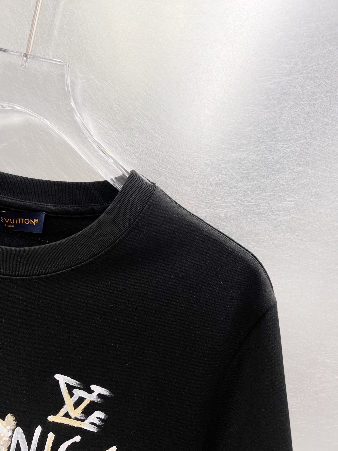   LV      ⚠️
重磅推荐！2025ss夏装新品 专柜在售 最新系列图案logo短袖T恤 必须人