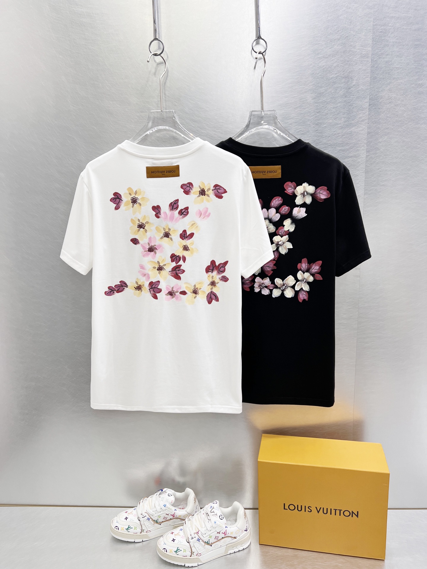   LV      ⚠️
重磅推荐！2025ss夏装新品 专柜在售 最新系列图案logo短袖T恤 必须人