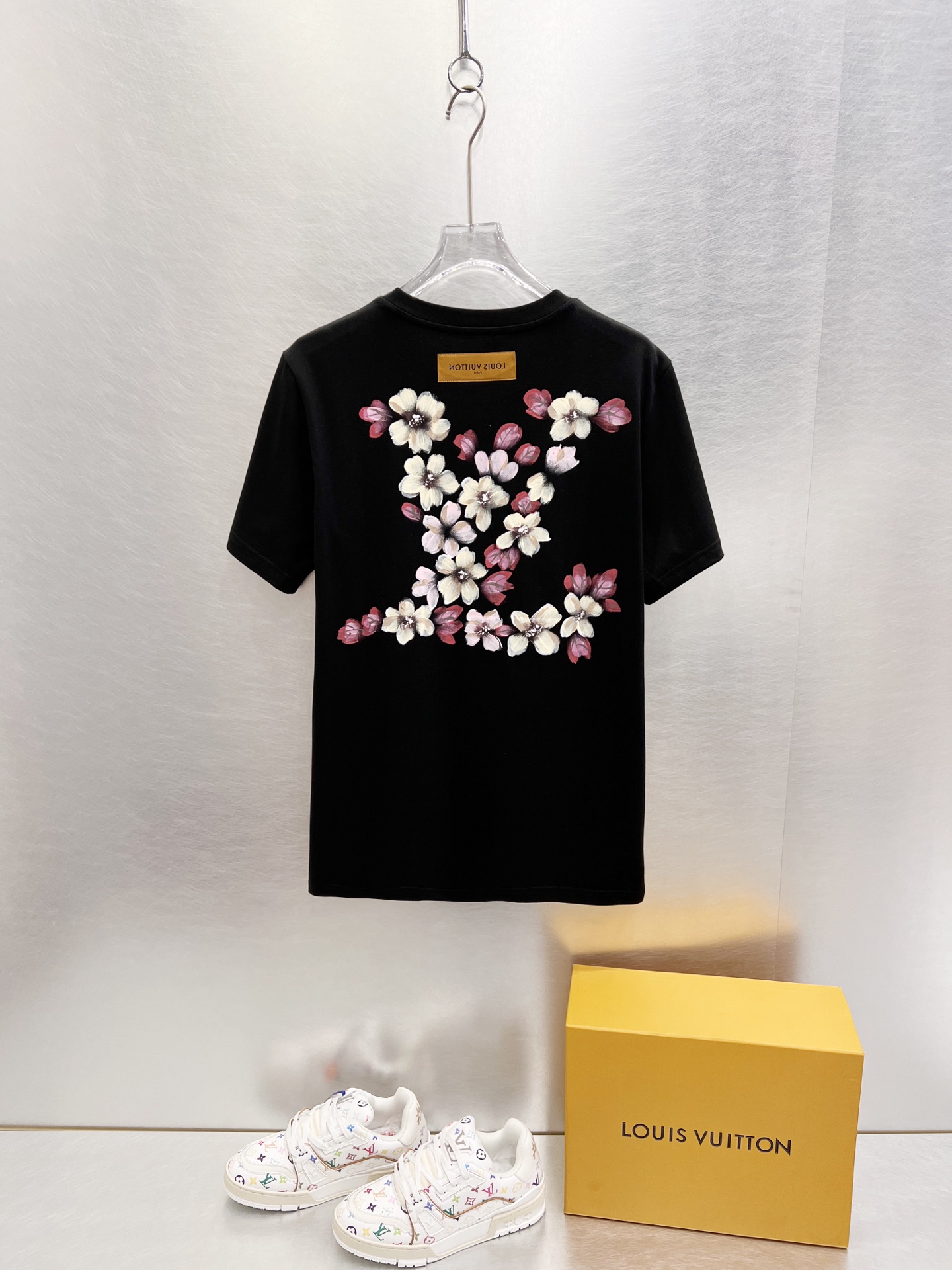   LV      ⚠️
重磅推荐！2025ss夏装新品 专柜在售 最新系列图案logo短袖T恤 必须人