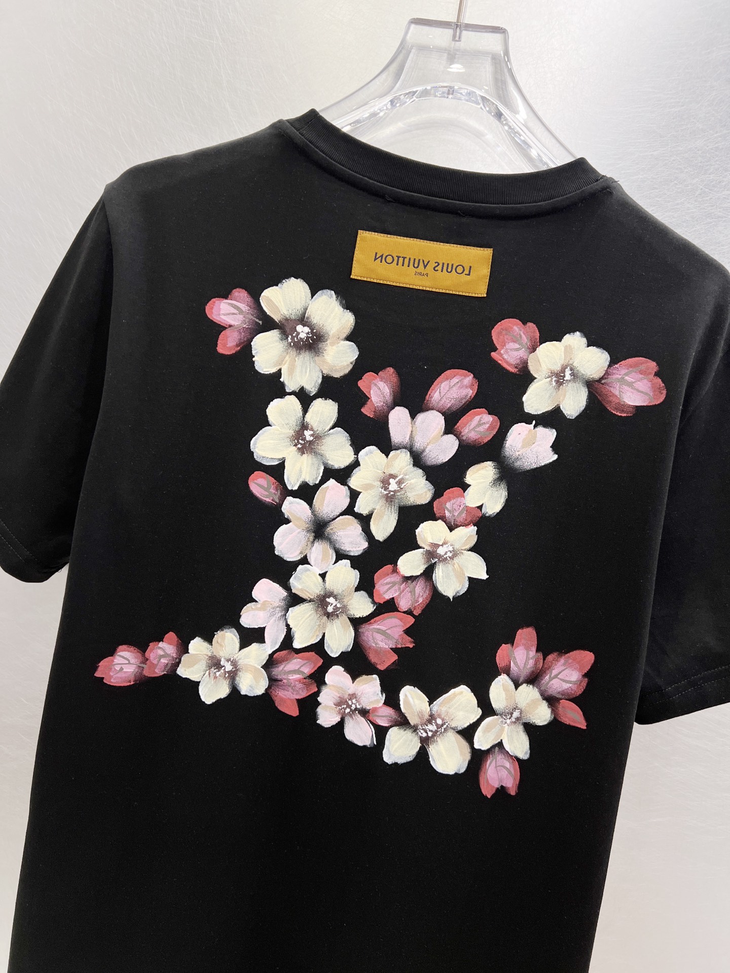   LV      ⚠️
重磅推荐！2025ss夏装新品 专柜在售 最新系列图案logo短袖T恤 必须人