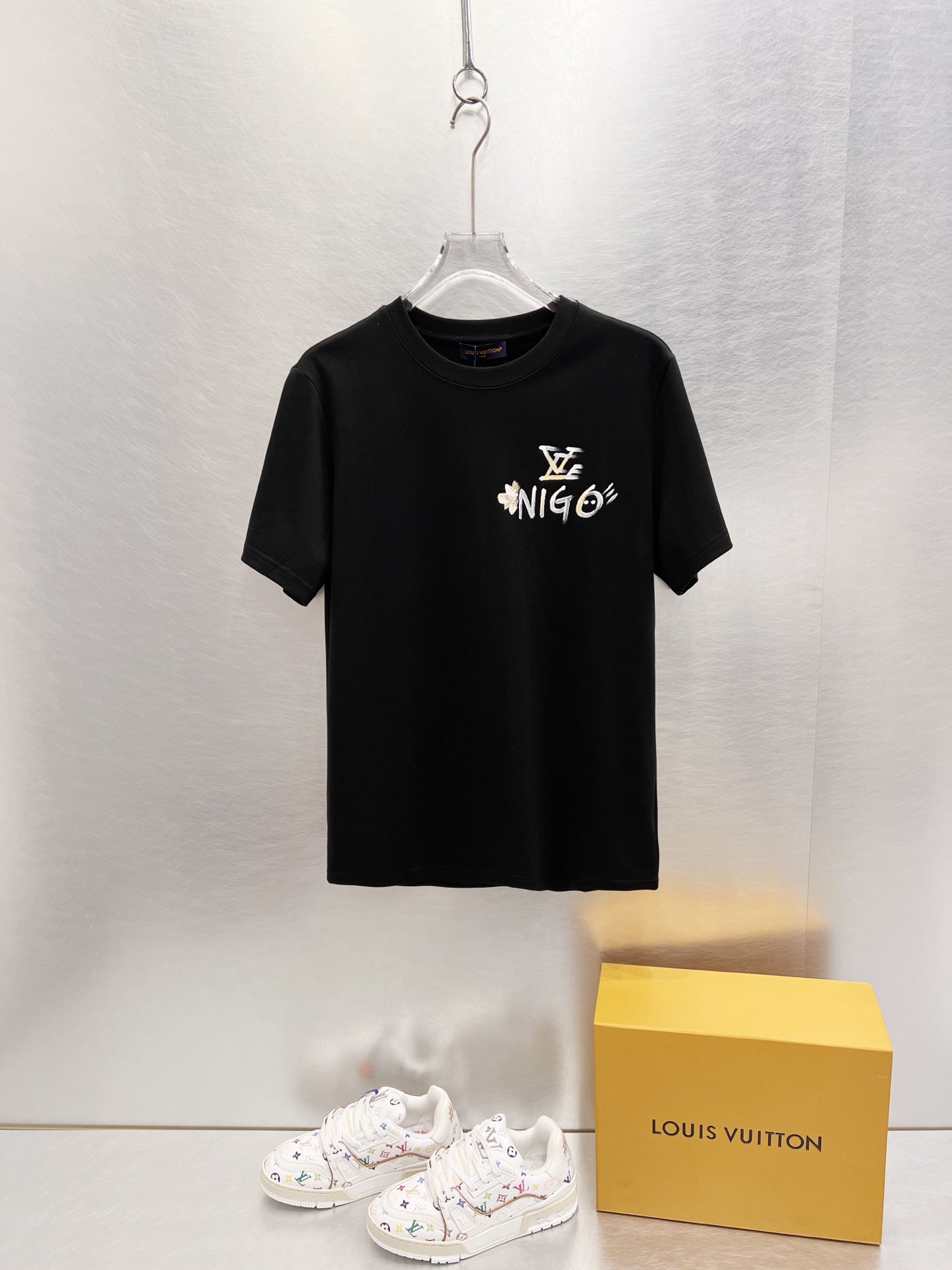   LV      ⚠️
重磅推荐！2025ss夏装新品 专柜在售 最新系列图案logo短袖T恤 必须人