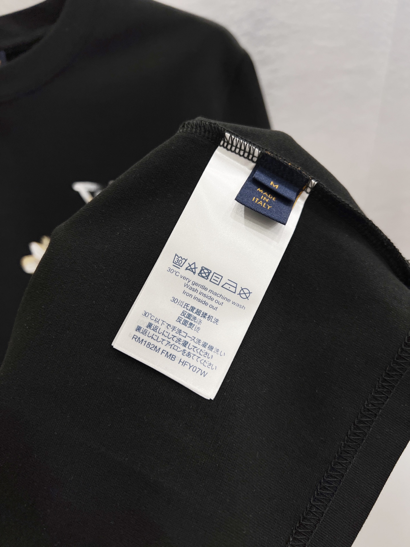   LV      ⚠️
重磅推荐！2025ss夏装新品 专柜在售 最新系列图案logo短袖T恤 必须人