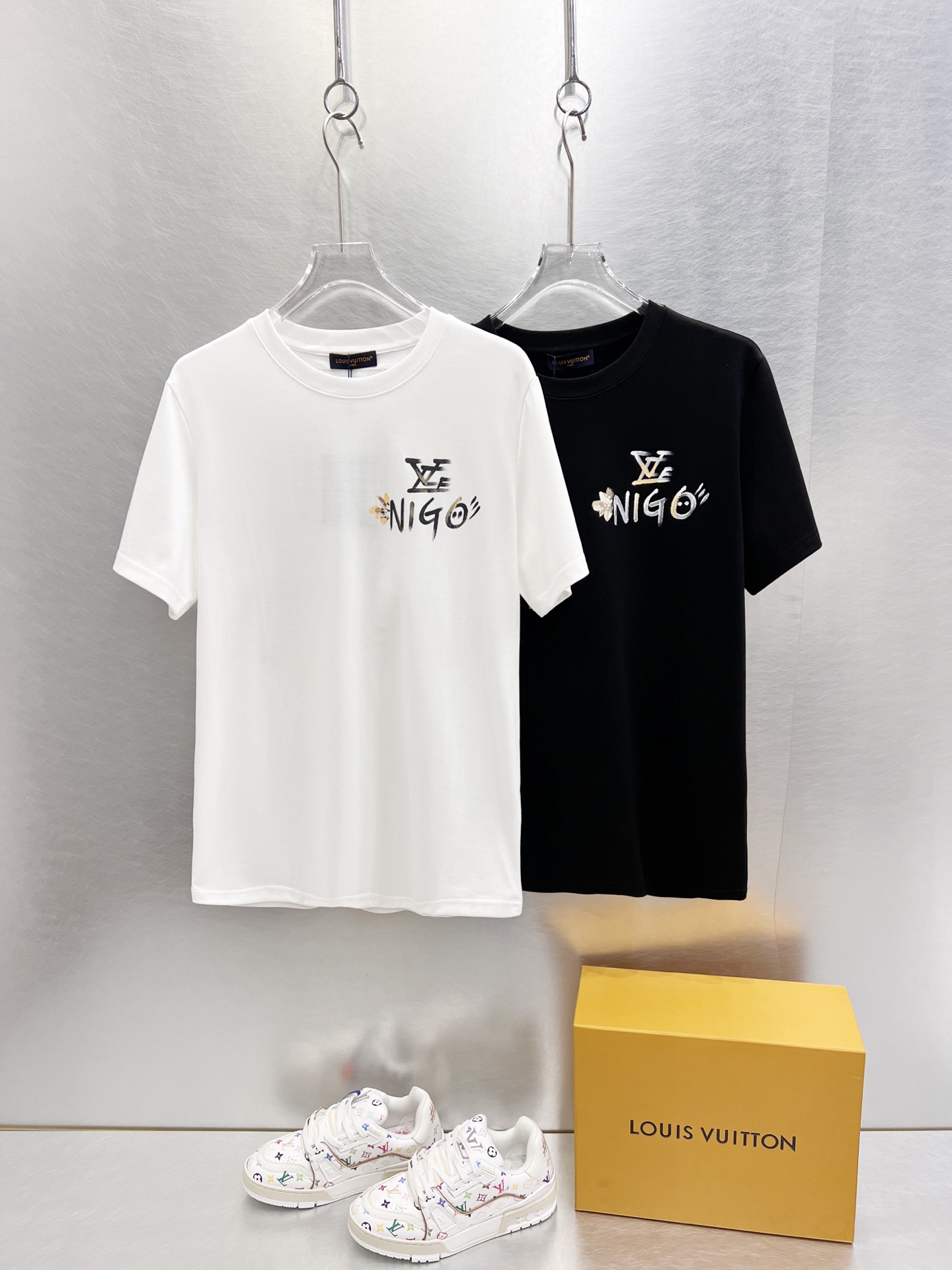   LV      ⚠️
重磅推荐！2025ss夏装新品 专柜在售 最新系列图案logo短袖T恤 必须人