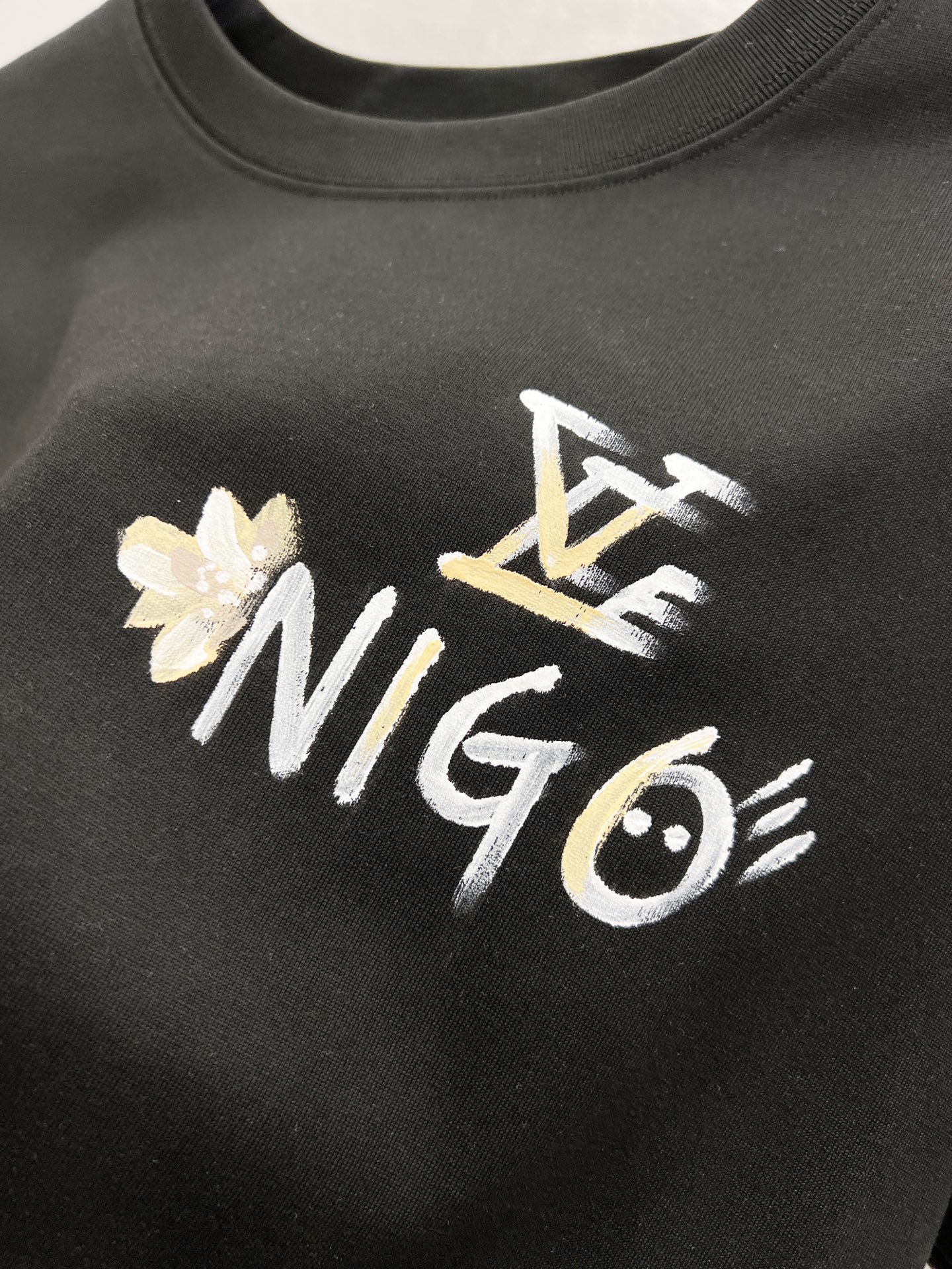   LV      ⚠️
重磅推荐！2025ss夏装新品 专柜在售 最新系列图案logo短袖T恤 必须人