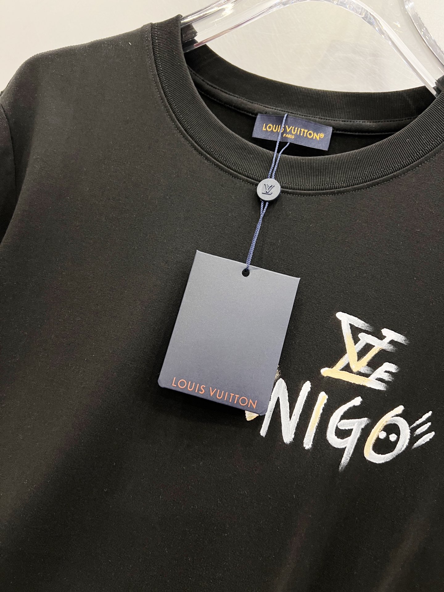   LV      ⚠️
重磅推荐！2025ss夏装新品 专柜在售 最新系列图案logo短袖T恤 必须人