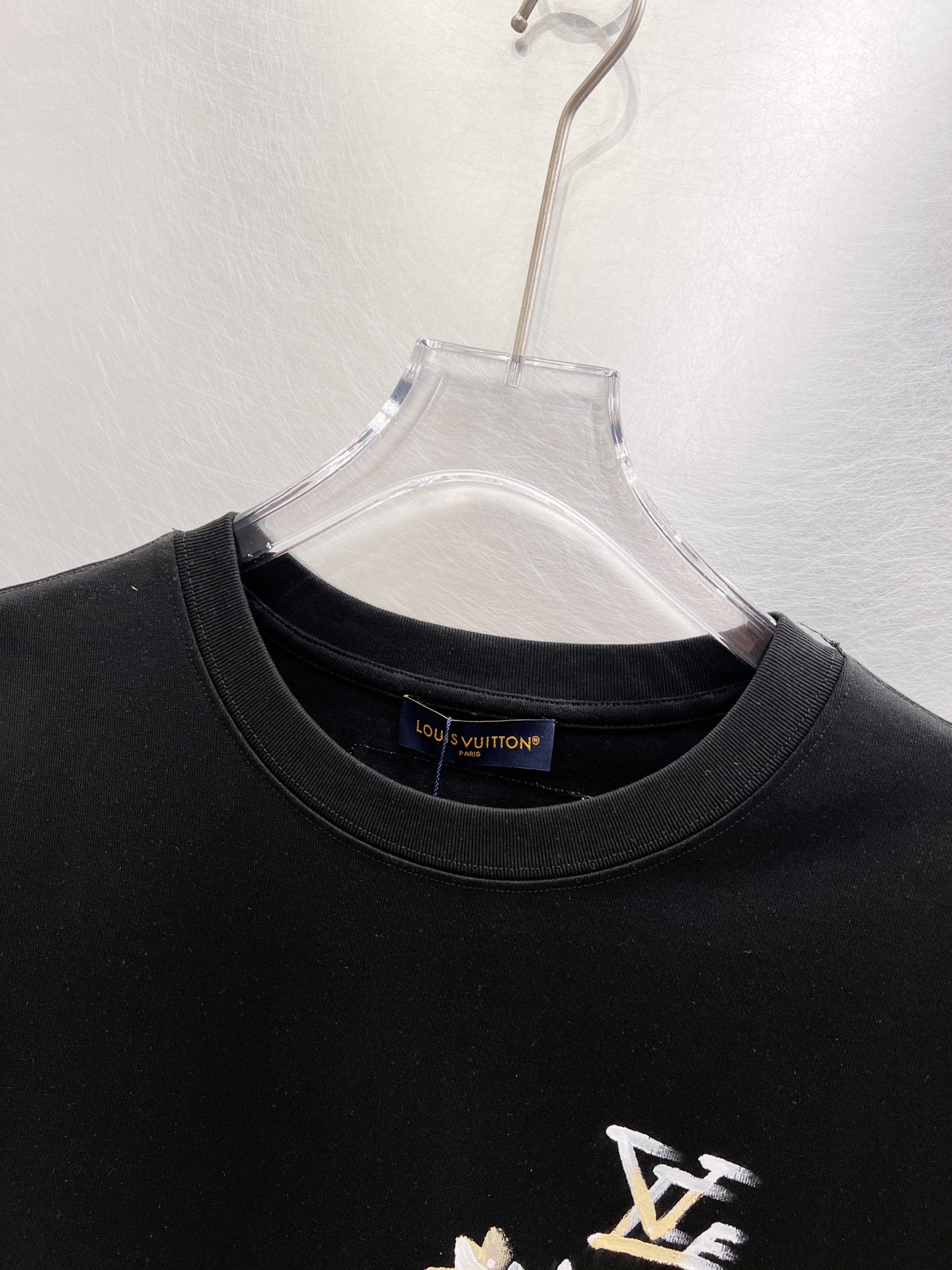   LV      ⚠️
重磅推荐！2025ss夏装新品 专柜在售 最新系列图案logo短袖T恤 必须人