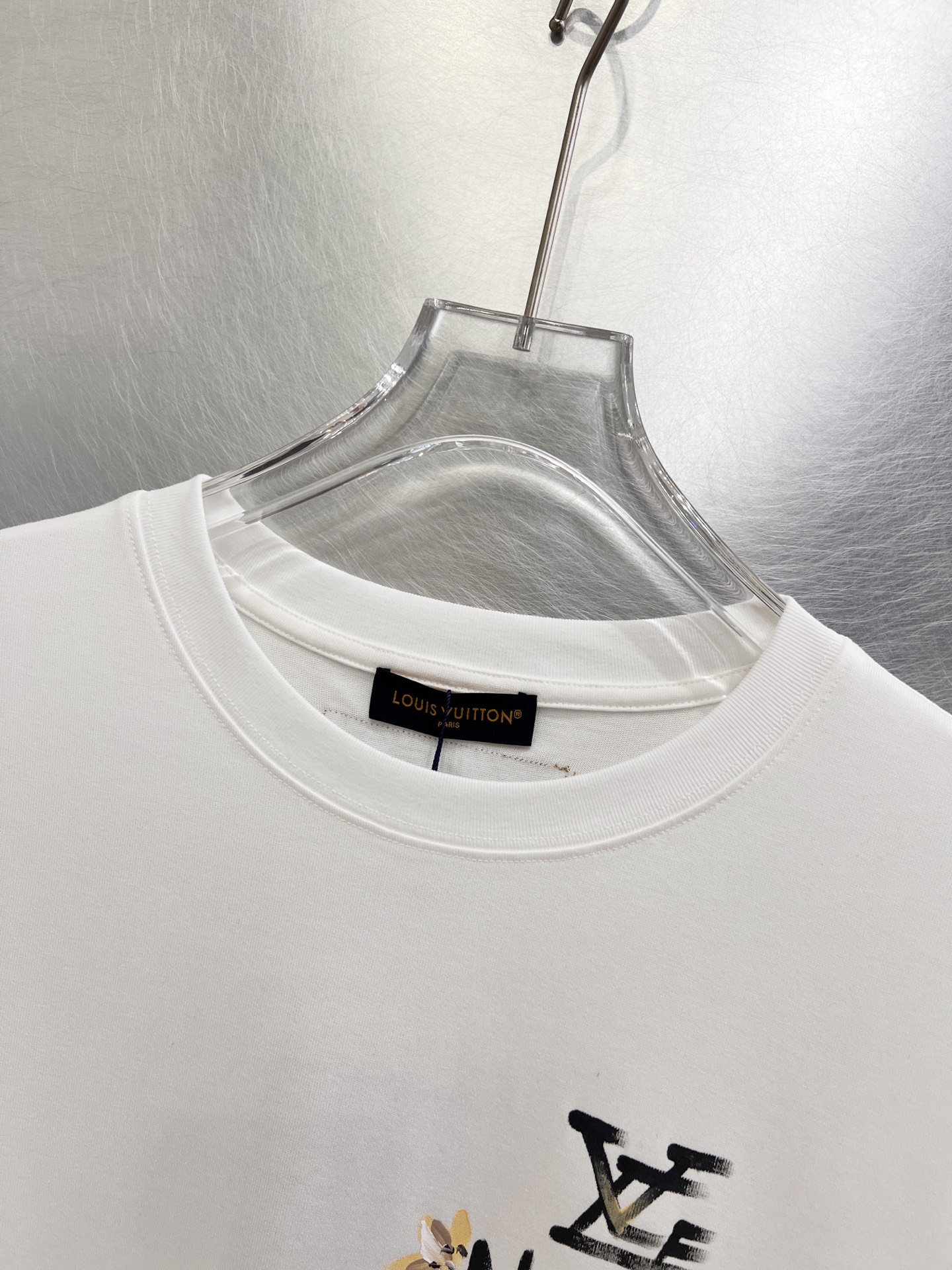   LV      ⚠️
重磅推荐！2025ss夏装新品 专柜在售 最新系列图案logo短袖T恤 必须人