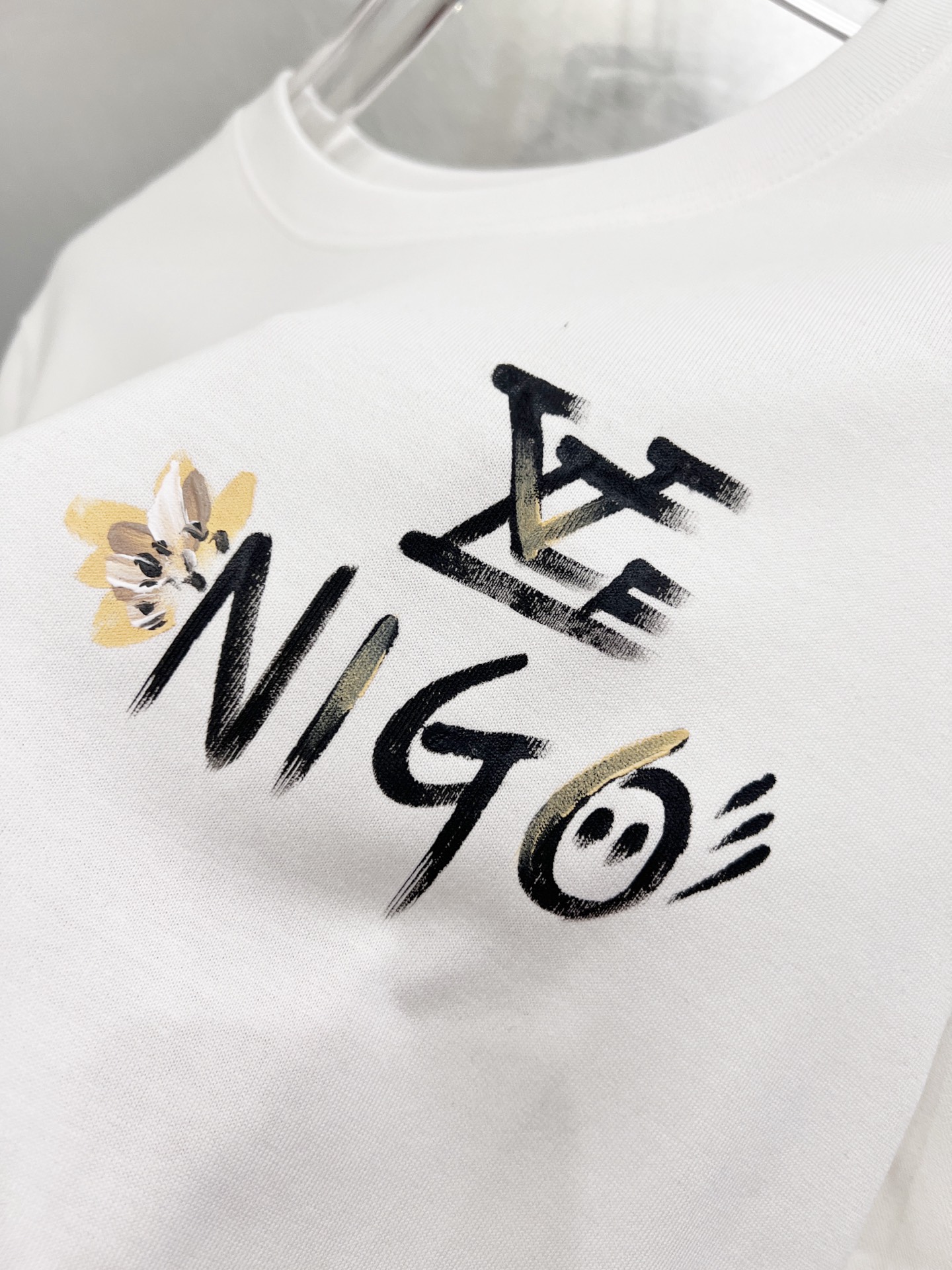   LV      ⚠️
重磅推荐！2025ss夏装新品 专柜在售 最新系列图案logo短袖T恤 必须人