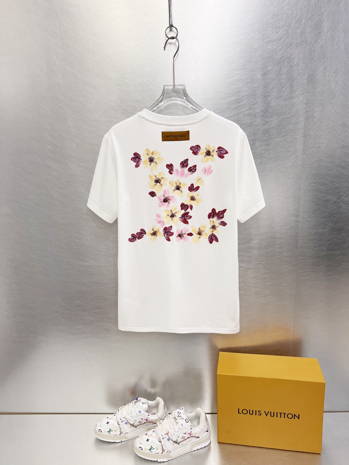   LV      ⚠️
重磅推荐！2025ss夏装新品 专柜在售 最新系列图案logo短袖T恤 必须人