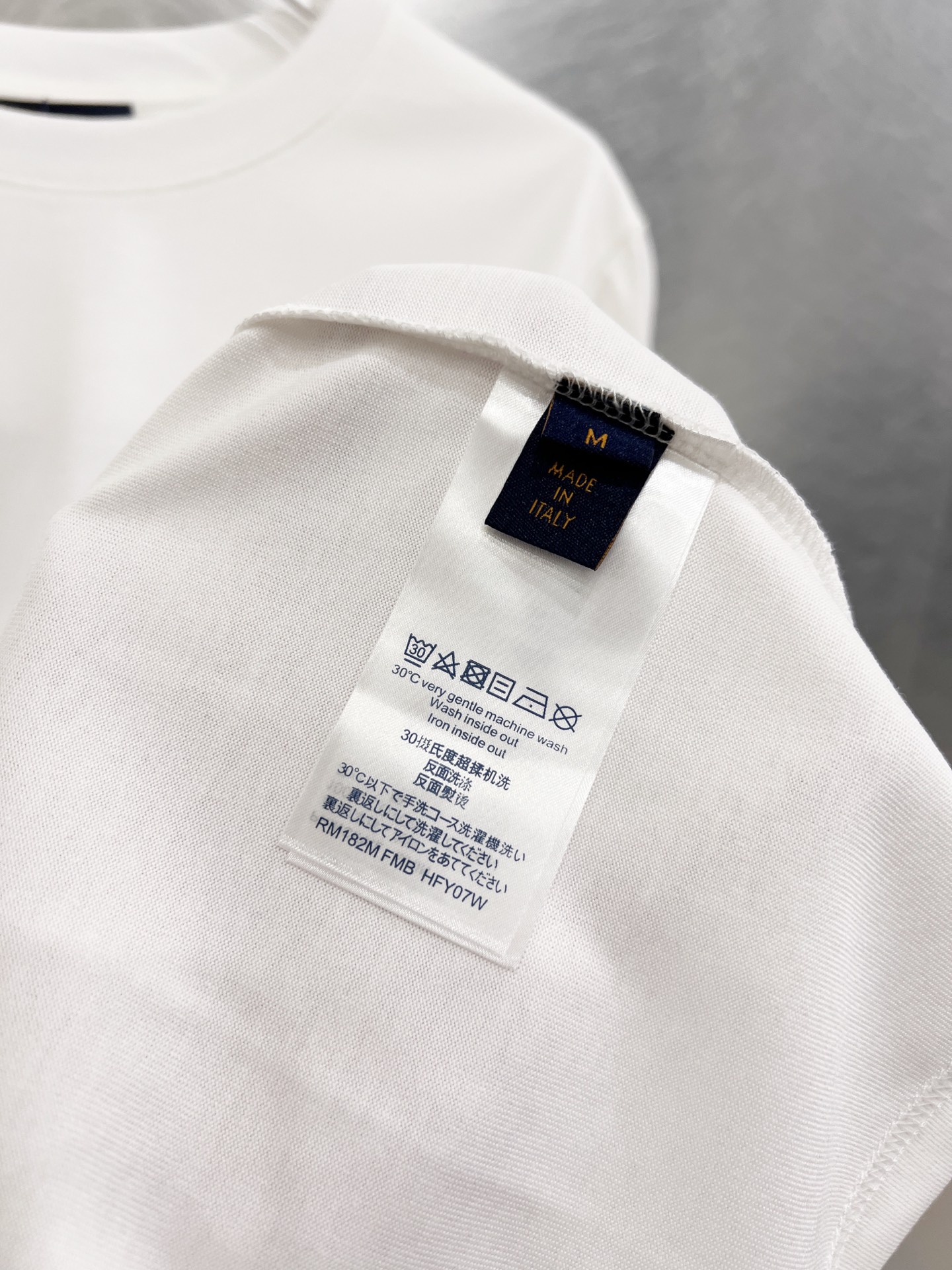   LV      ⚠️
重磅推荐！2025ss夏装新品 专柜在售 最新系列图案logo短袖T恤 必须人