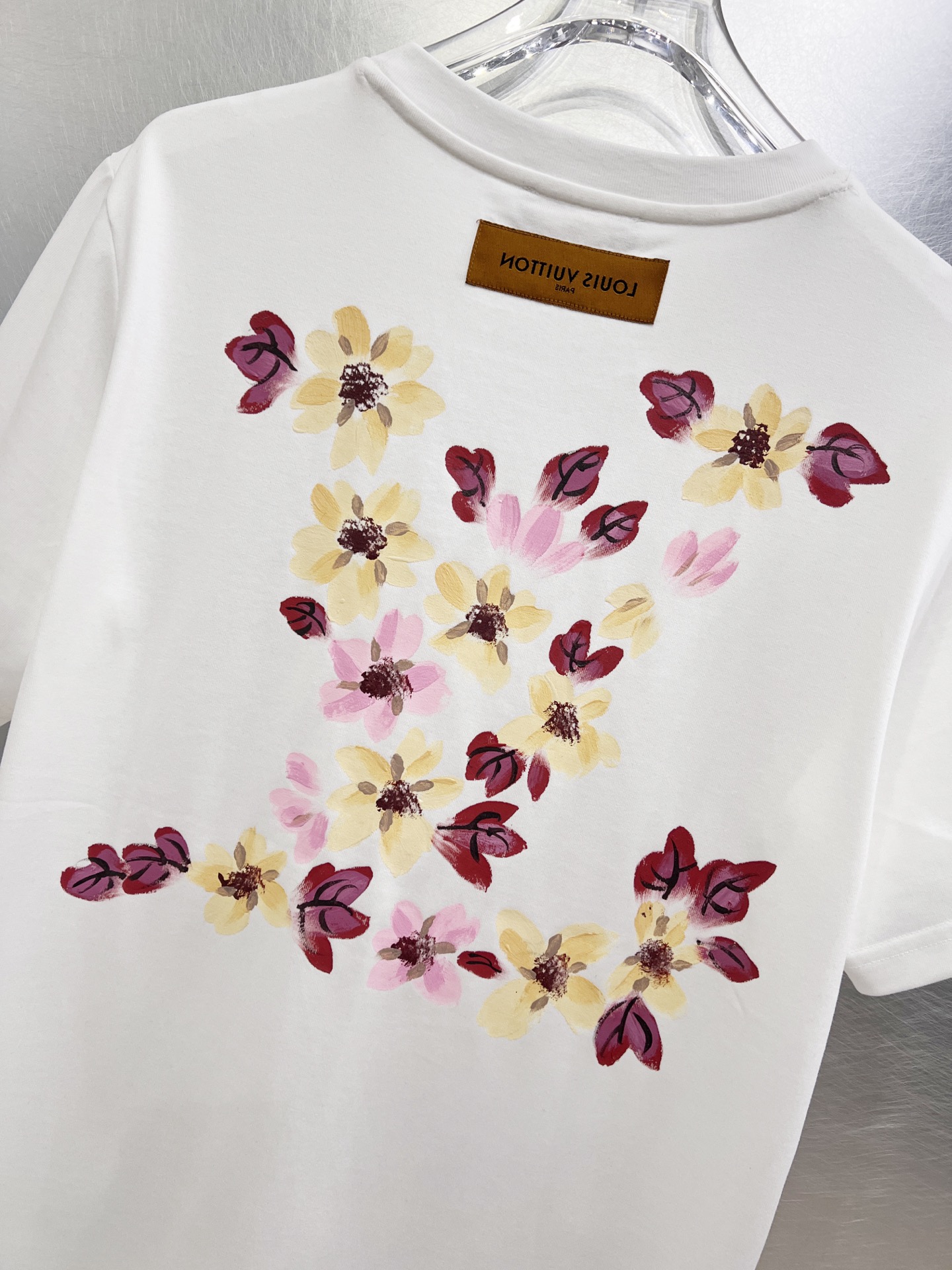   LV      ⚠️
重磅推荐！2025ss夏装新品 专柜在售 最新系列图案logo短袖T恤 必须人