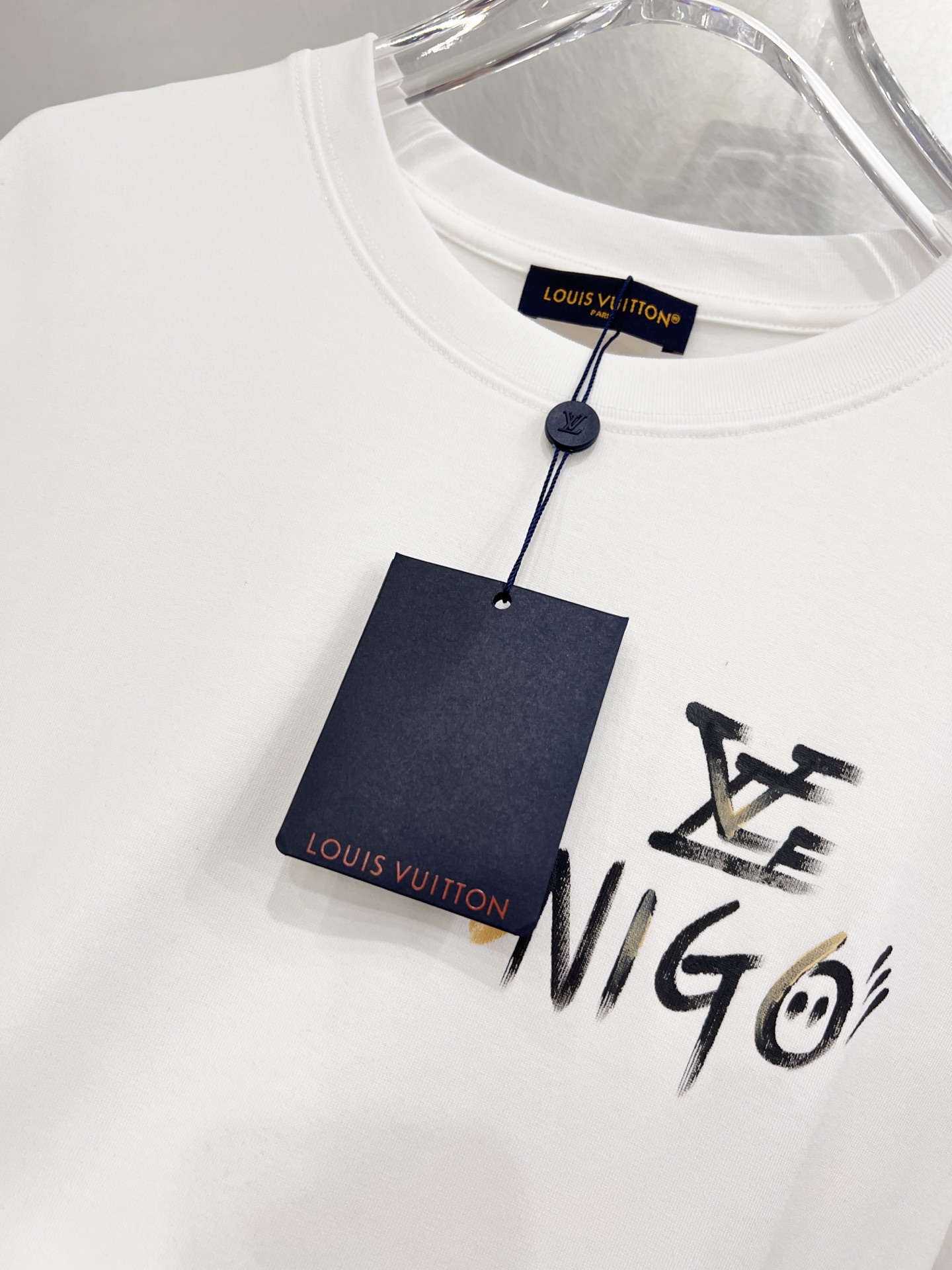   LV      ⚠️
重磅推荐！2025ss夏装新品 专柜在售 最新系列图案logo短袖T恤 必须人