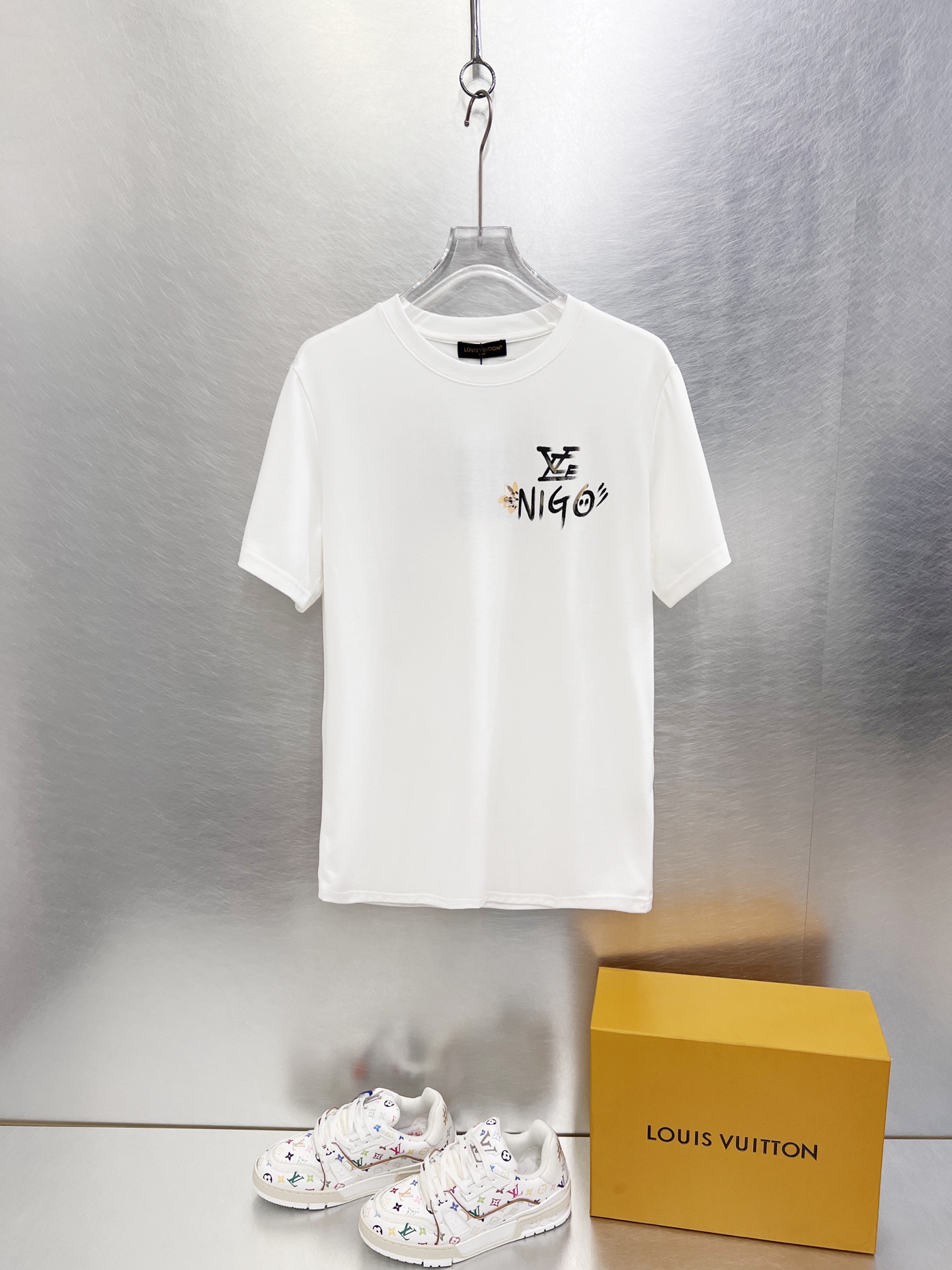 NO:519290,LV big recommendation!  2025ss summer clothing new products, on sale in counter, the latest series of pattern logo short-sleeved T-shirts, the rhythm of each person having to hand in one piece!  Imported top combed cotton fabric is extremely skin-friendly and comfortable. It feels very delicate to the touch, has a good texture, and perfectly reflects the three-dimensional feeling. It is in line with the brand's consistent design style. It is a very good overall style. It is completely fine to wear it alone. Size S-XXL,,louis vuitton,T-shirt,tees,t-shirt,alexander wang19860909LV 重磅推荐！2025ss夏装新品 专柜在售 最新系列图案logo短袖T恤 必须人手一件的节奏！进口顶极精梳棉面料,极为亲肤舒适 摸上去非常的细腻,质感很好,完美体现立体感 符合品牌一贯设计风格,整体非常不错的一款,内搭单穿都完全没问题 尺码 S-XXL,,louis vuitton,T-shirt,tees，t-shirt,alexander wang,Men's clothing