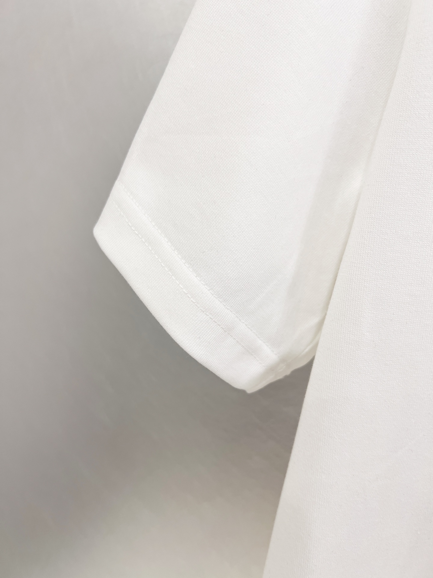   LV      ⚠️
重磅推荐！2025ss夏装新品 专柜在售 最新系列图案logo短袖T恤 必须人