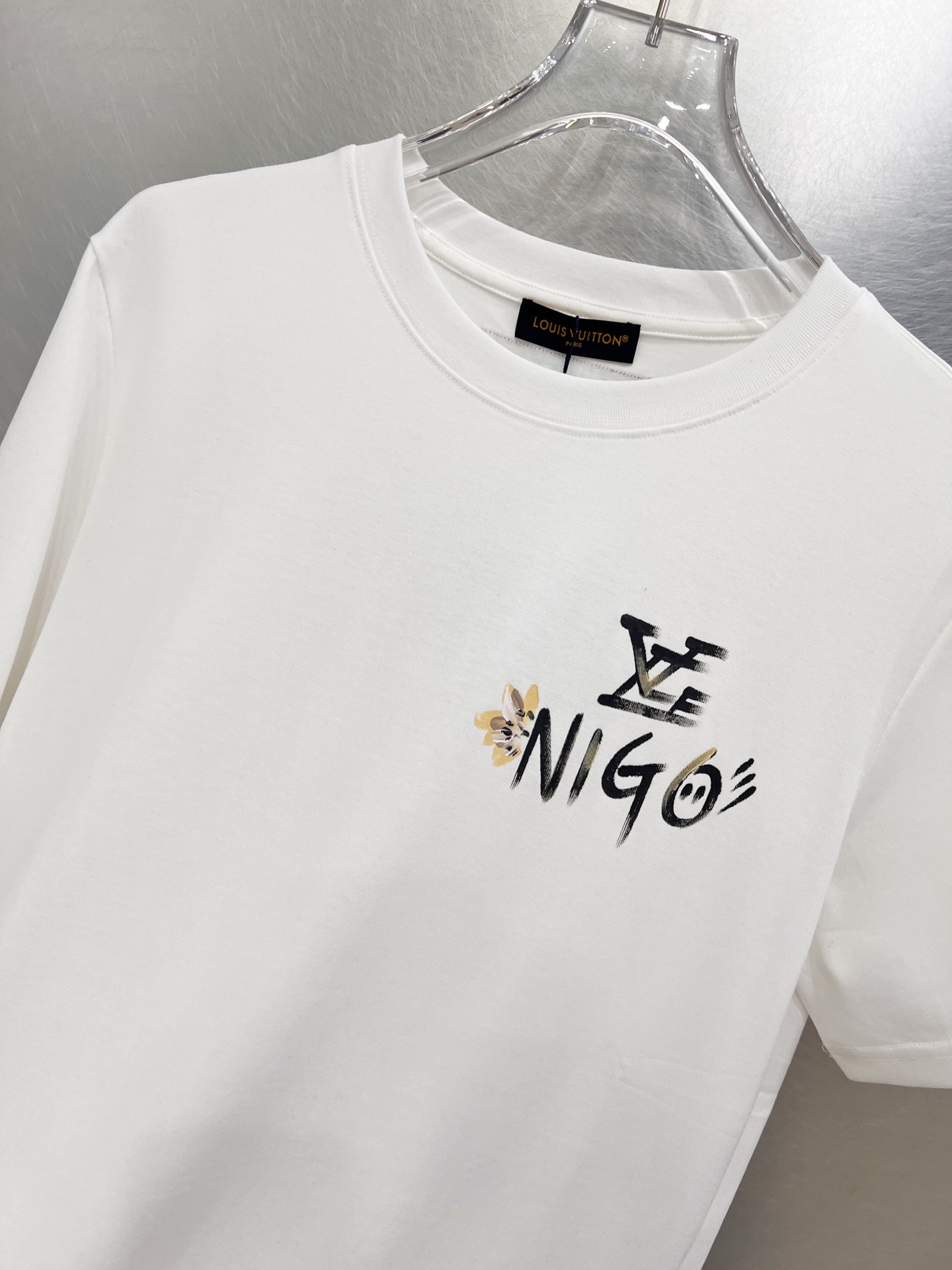   LV      ⚠️
重磅推荐！2025ss夏装新品 专柜在售 最新系列图案logo短袖T恤 必须人