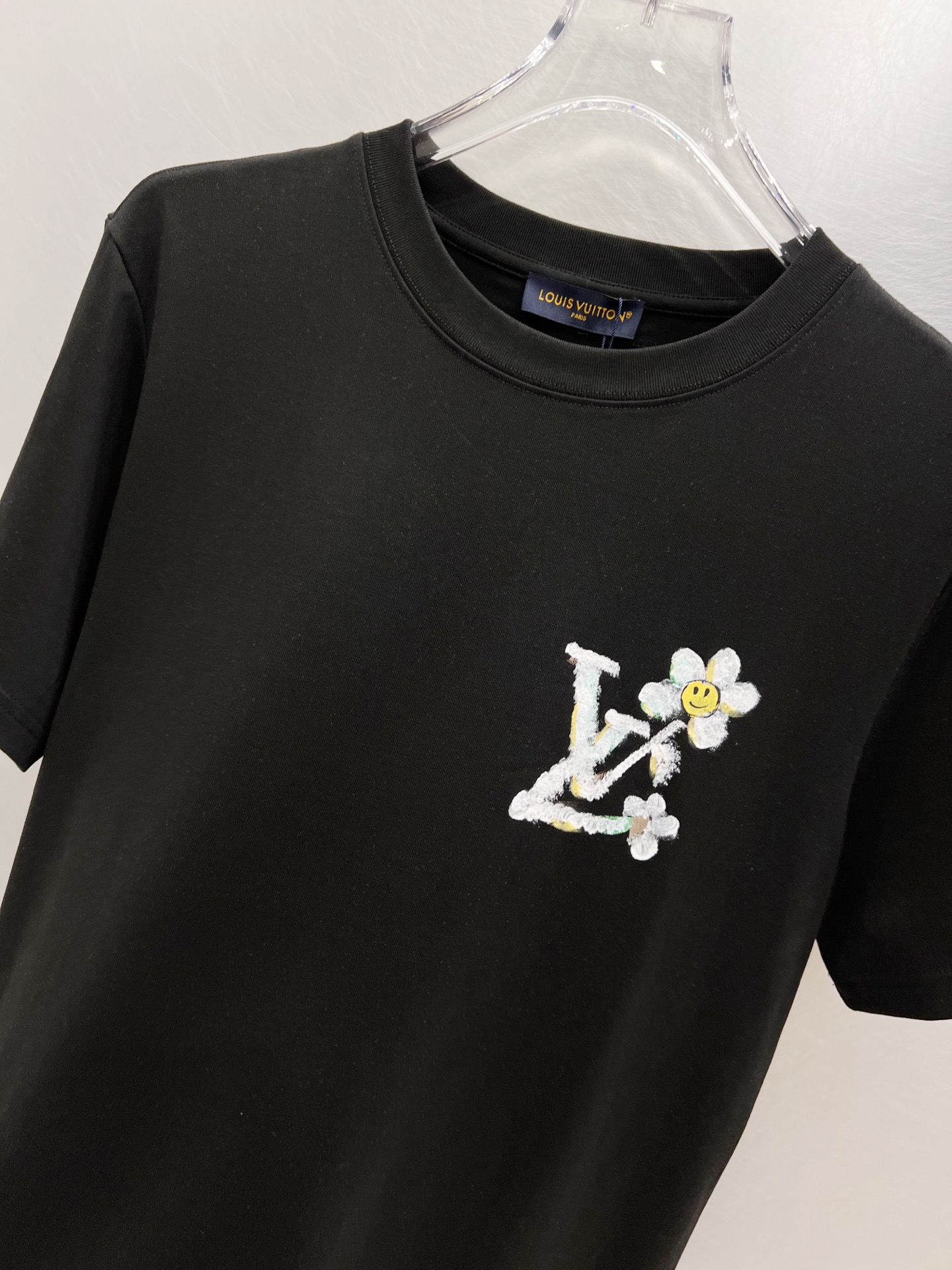   LV      ⚠️
重磅推荐！2025ss夏装新品 专柜在售 最新系列图案logo短袖T恤 必须人