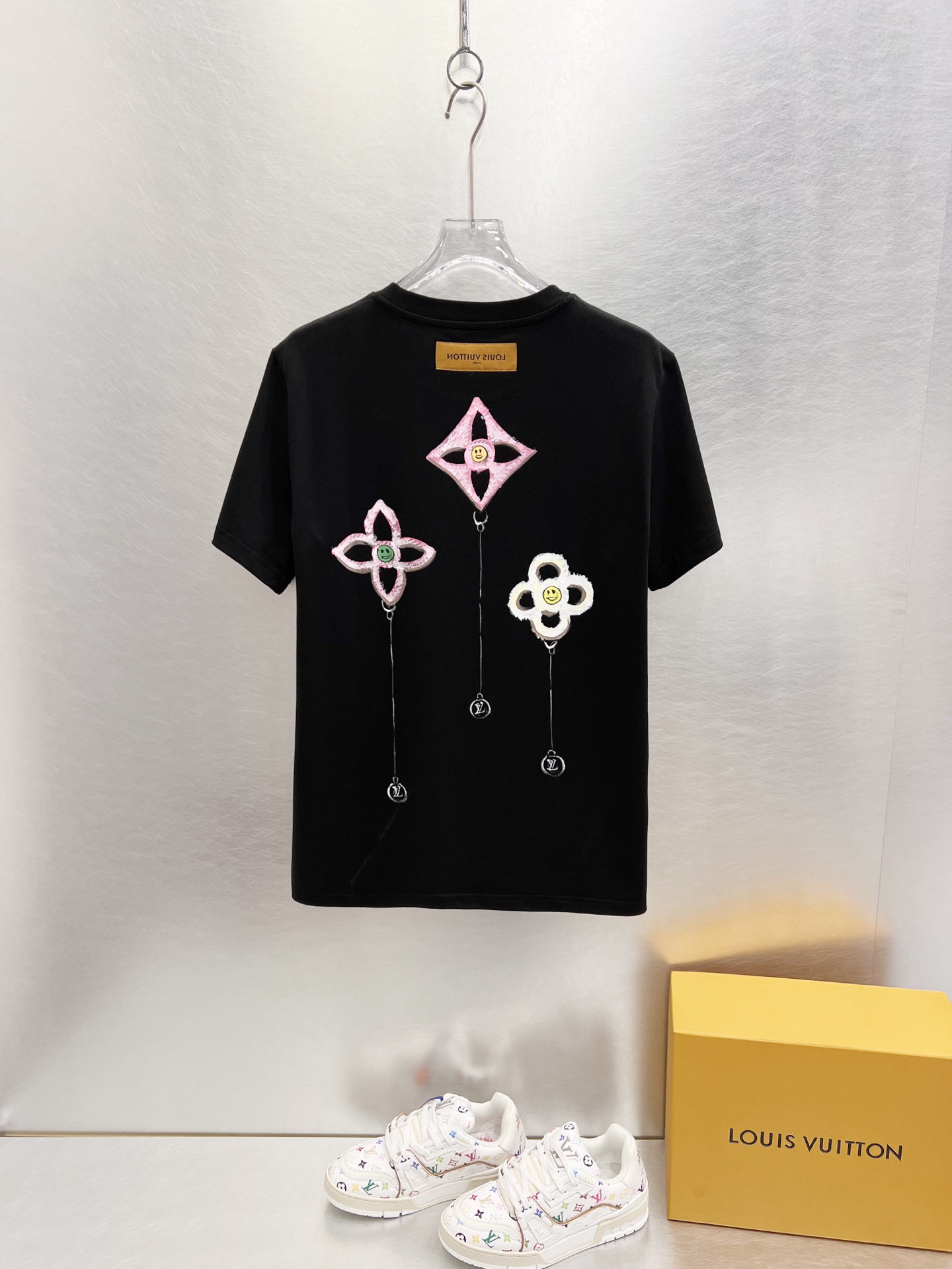   LV      ⚠️
重磅推荐！2025ss夏装新品 专柜在售 最新系列图案logo短袖T恤 必须人