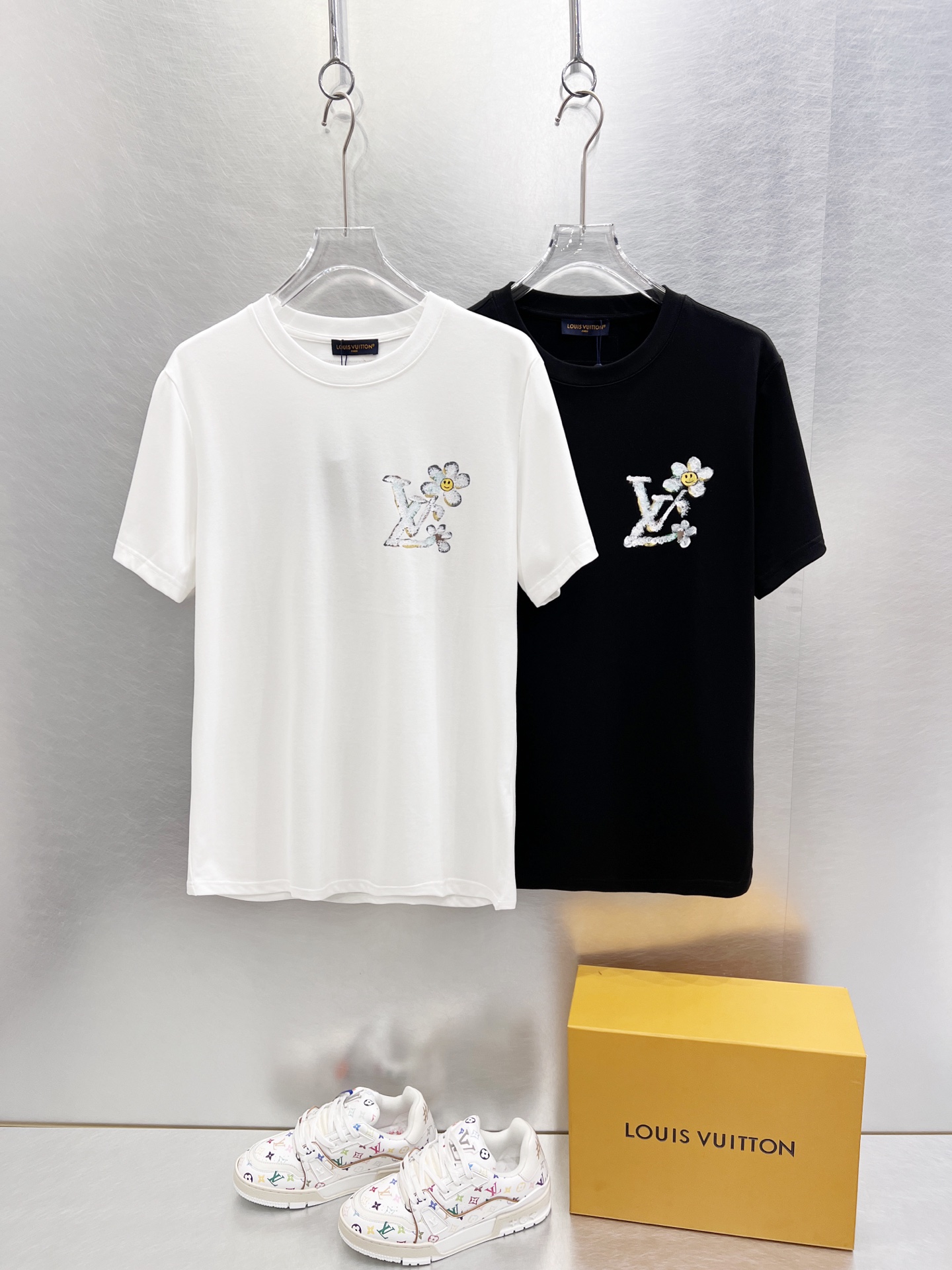   LV      ⚠️
重磅推荐！2025ss夏装新品 专柜在售 最新系列图案logo短袖T恤 必须人