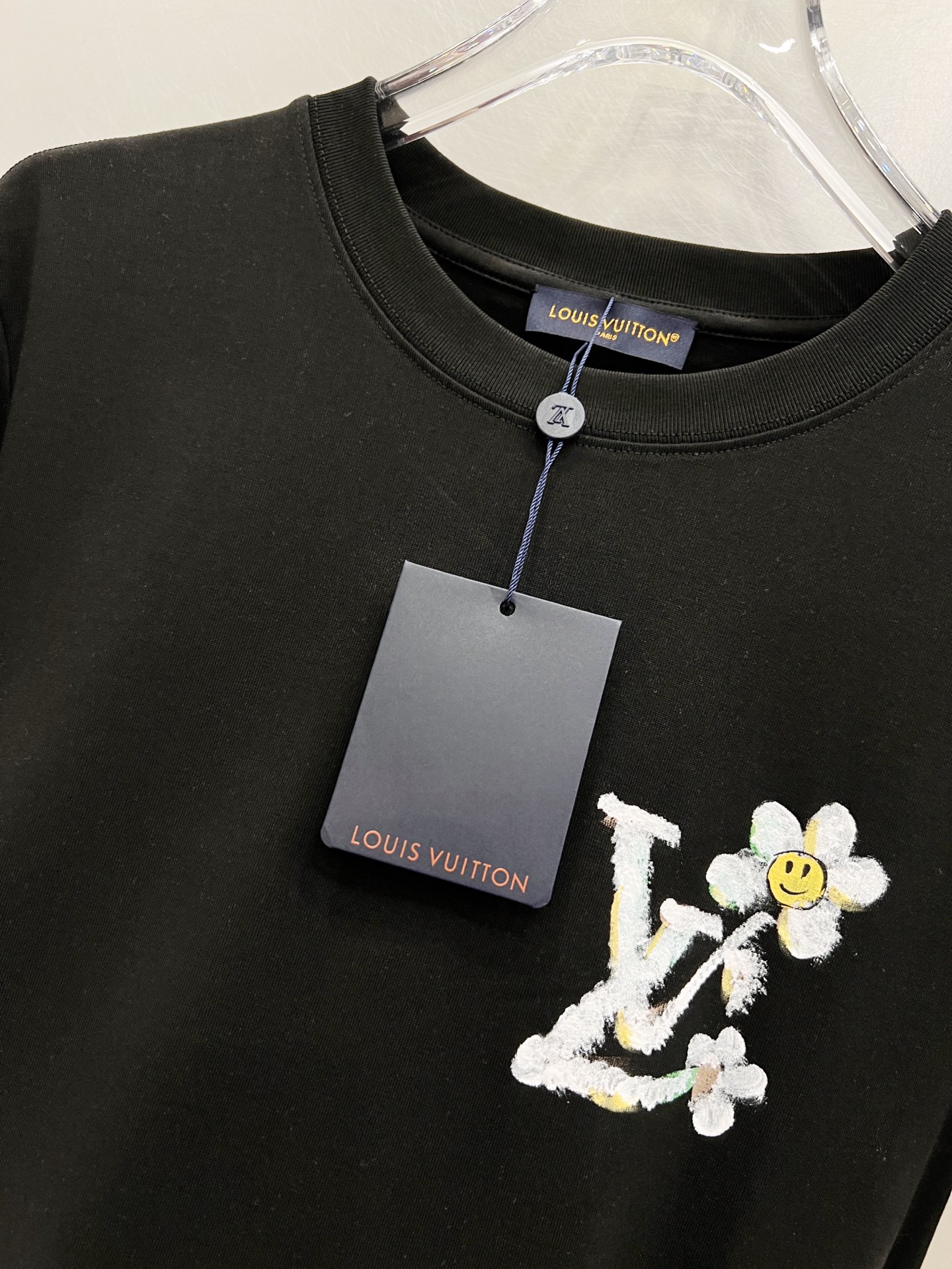   LV      ⚠️
重磅推荐！2025ss夏装新品 专柜在售 最新系列图案logo短袖T恤 必须人