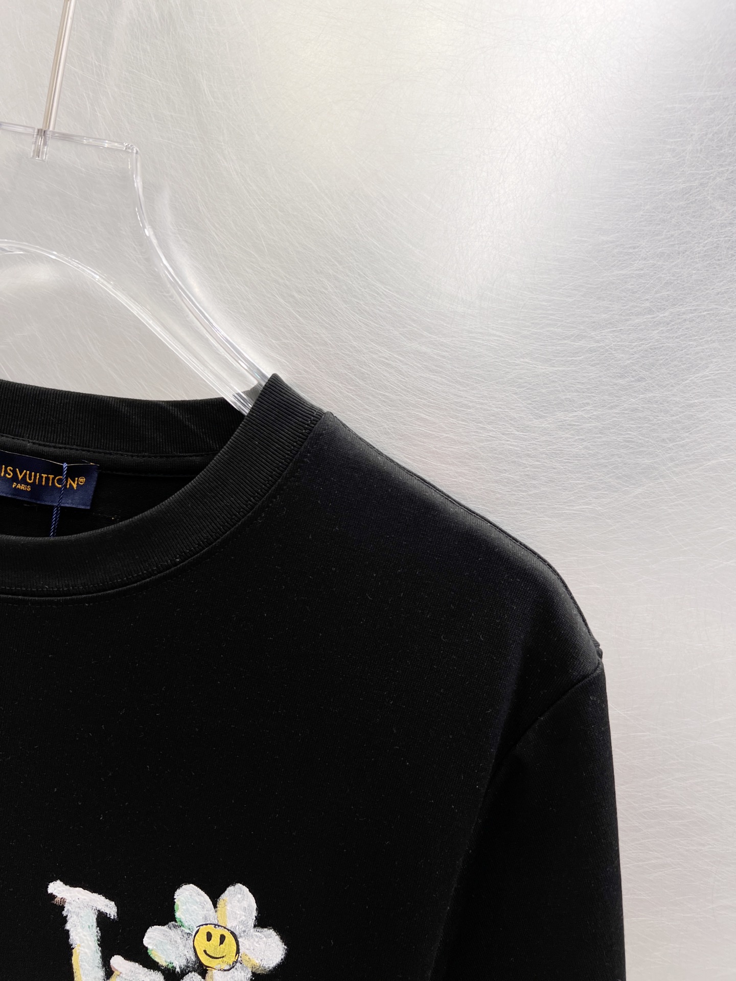   LV      ⚠️
重磅推荐！2025ss夏装新品 专柜在售 最新系列图案logo短袖T恤 必须人