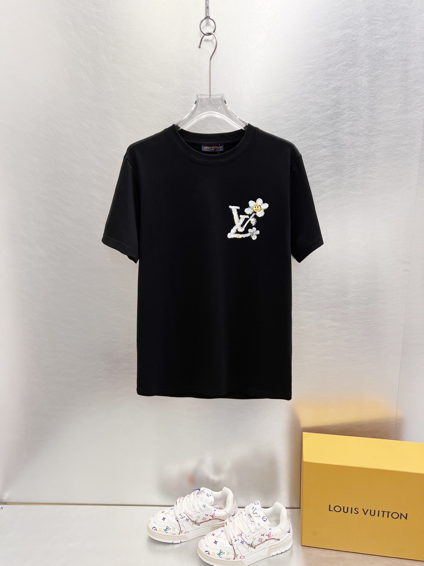   LV      ⚠️
重磅推荐！2025ss夏装新品 专柜在售 最新系列图案logo短袖T恤 必须人