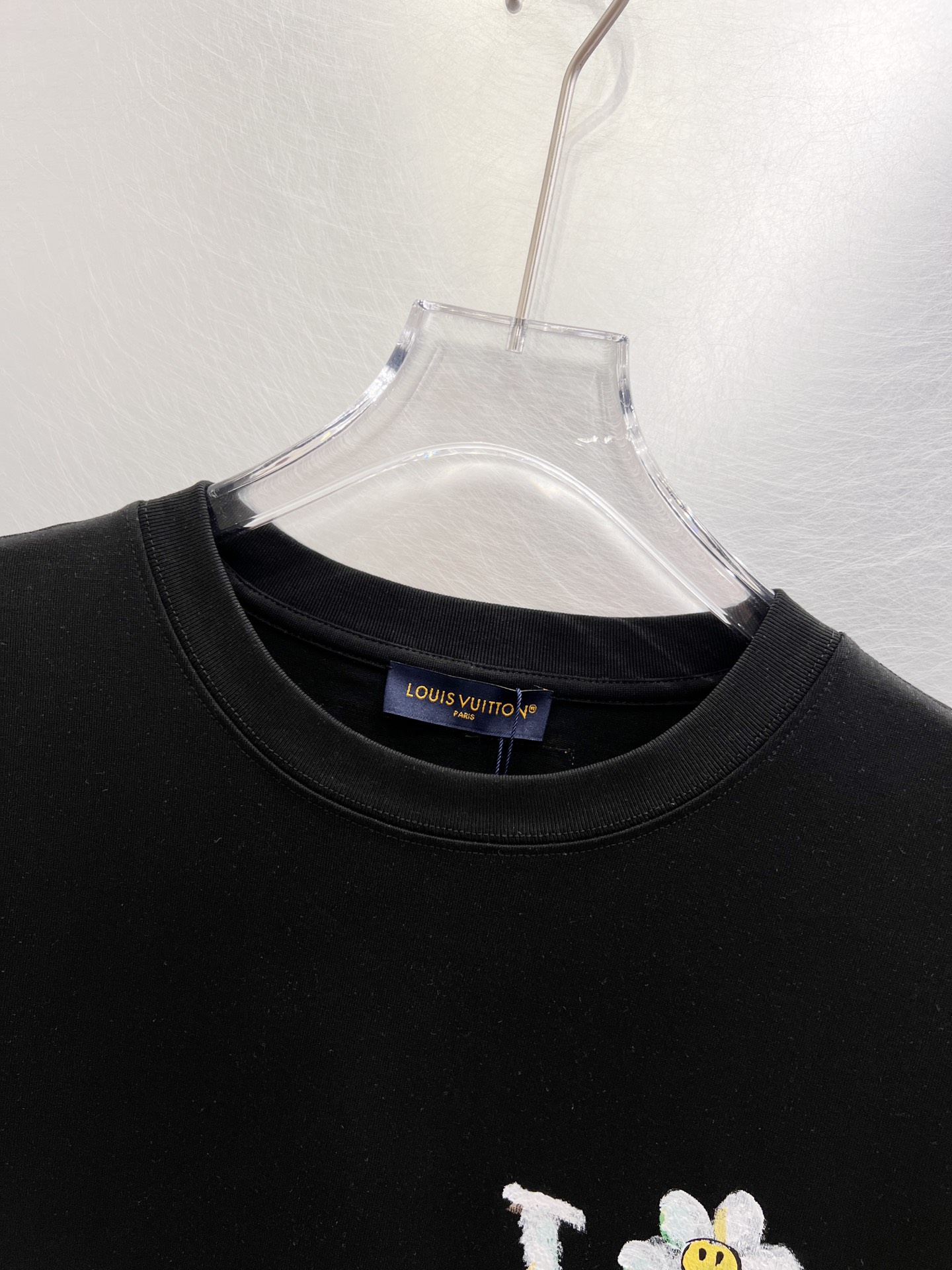   LV      ⚠️
重磅推荐！2025ss夏装新品 专柜在售 最新系列图案logo短袖T恤 必须人