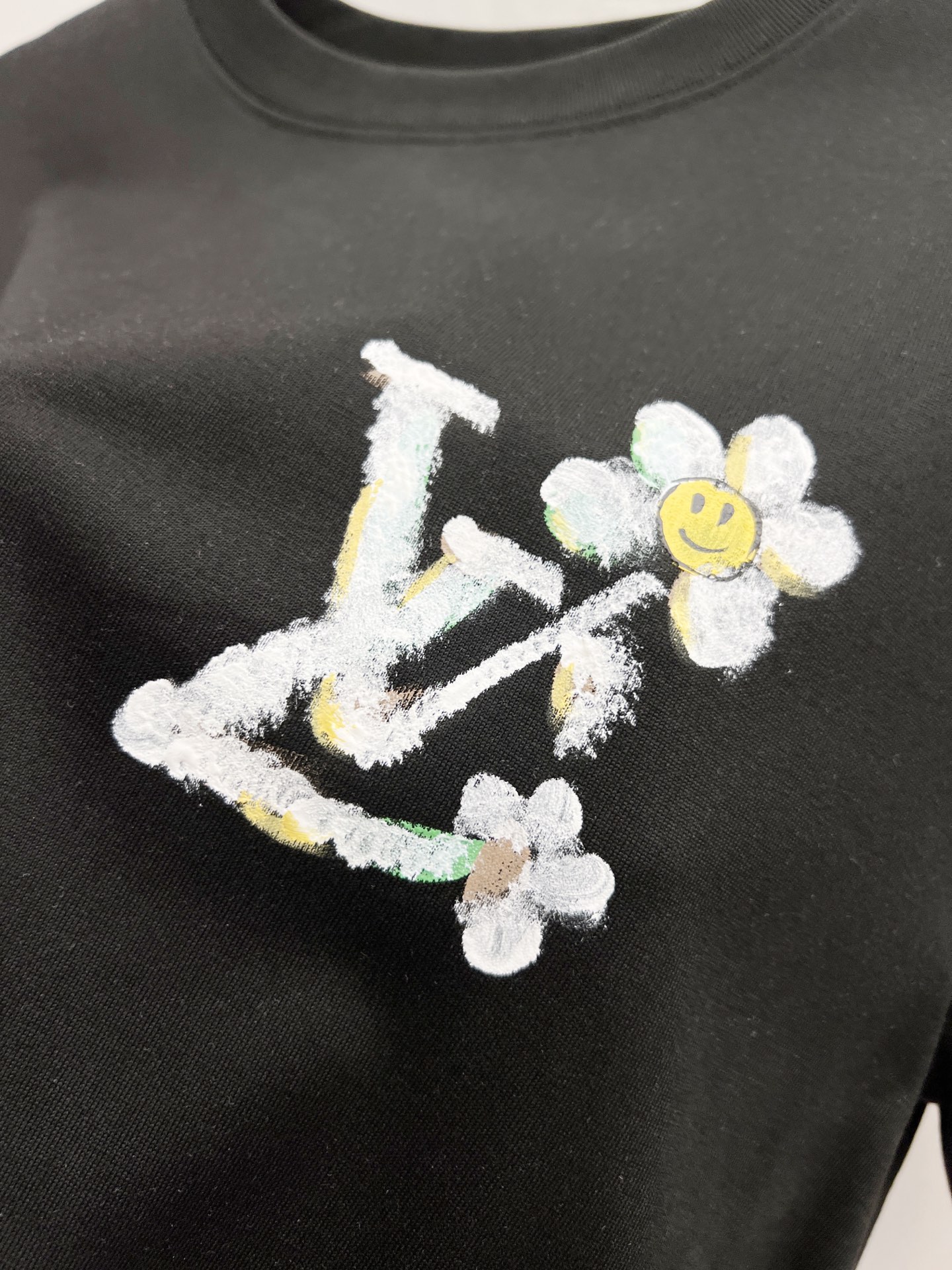   LV      ⚠️
重磅推荐！2025ss夏装新品 专柜在售 最新系列图案logo短袖T恤 必须人