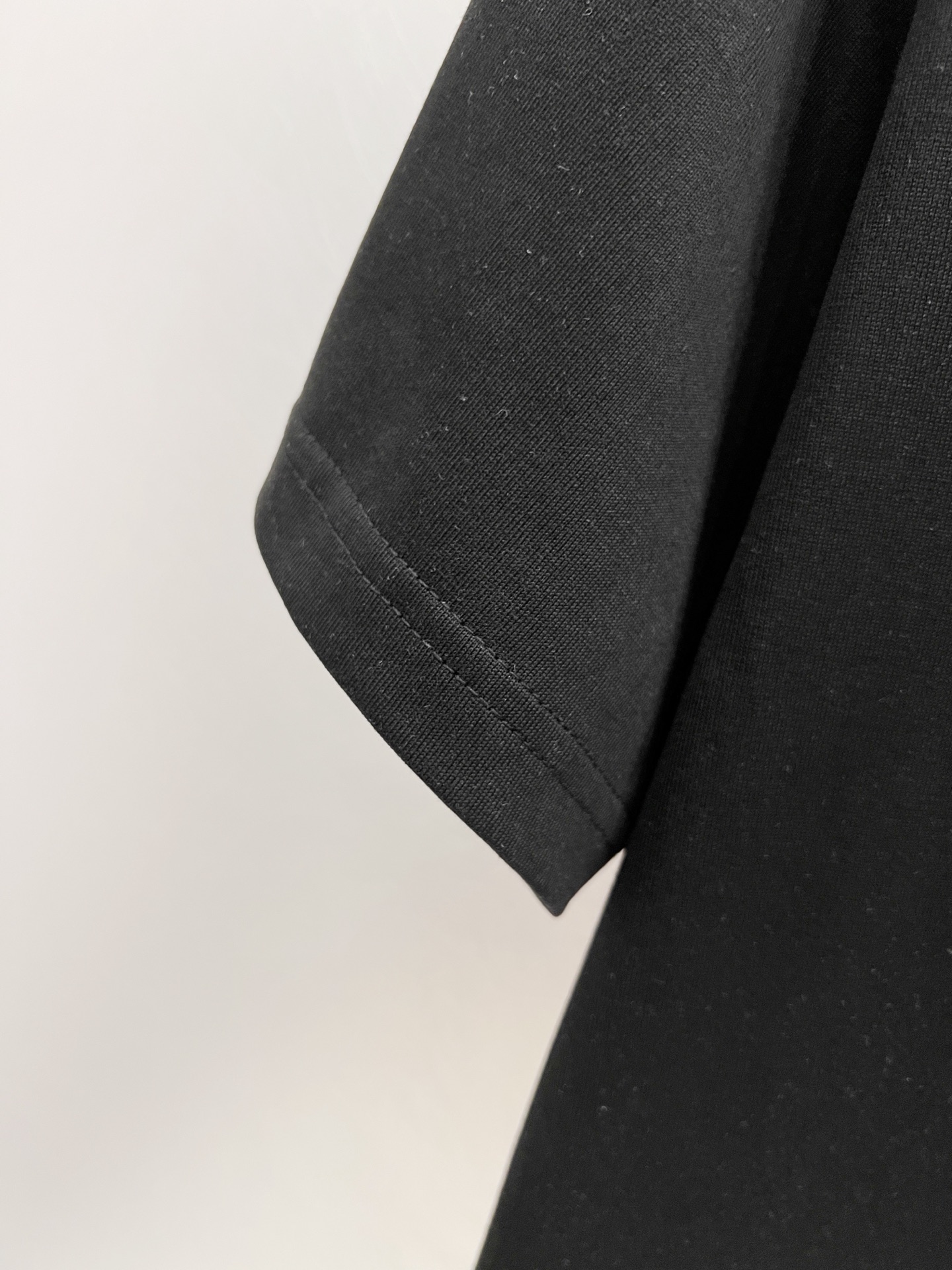   LV      ⚠️
重磅推荐！2025ss夏装新品 专柜在售 最新系列图案logo短袖T恤 必须人