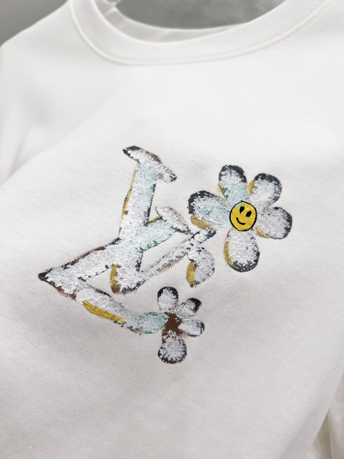   LV      ⚠️
重磅推荐！2025ss夏装新品 专柜在售 最新系列图案logo短袖T恤 必须人