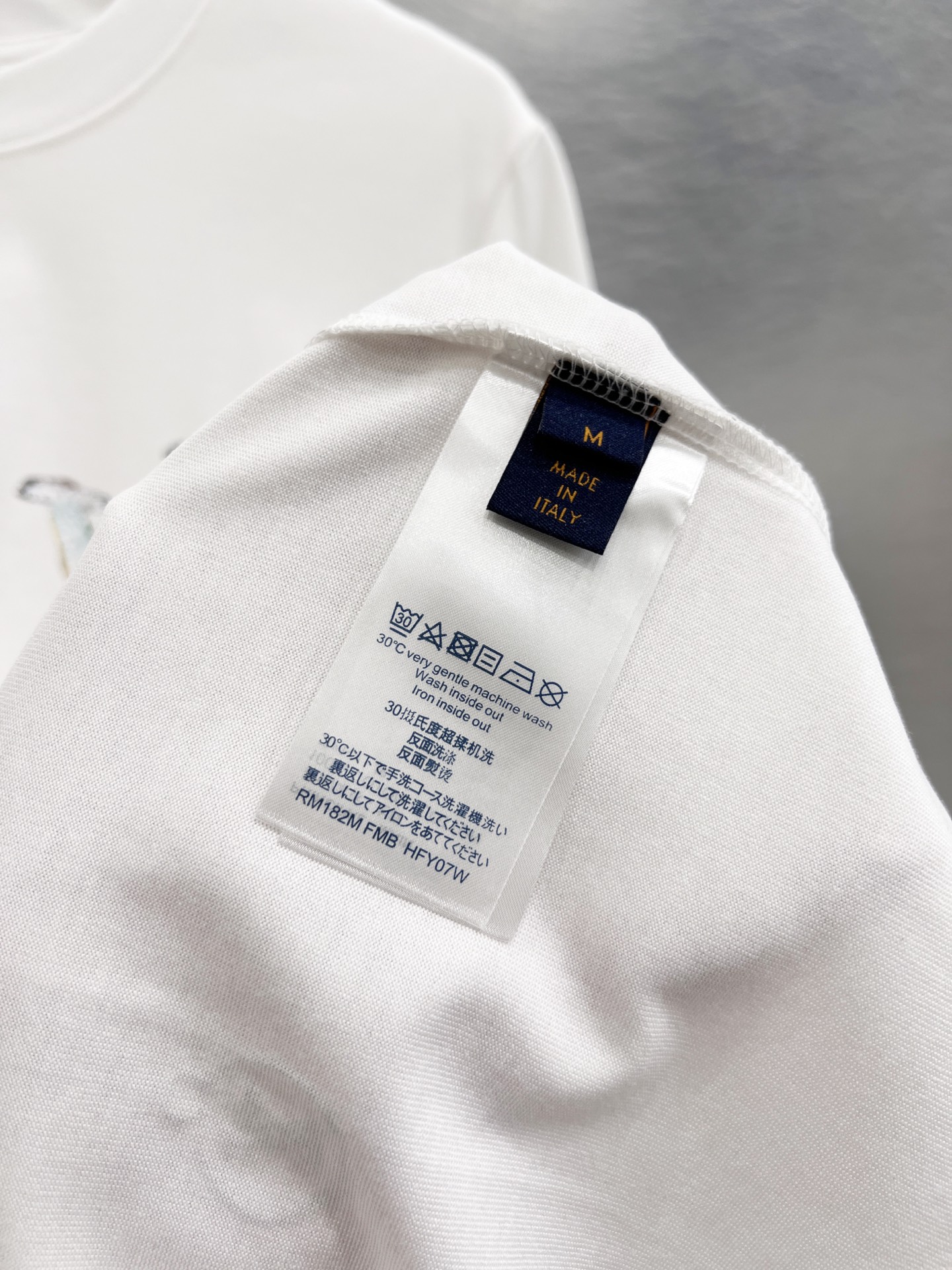   LV      ⚠️
重磅推荐！2025ss夏装新品 专柜在售 最新系列图案logo短袖T恤 必须人