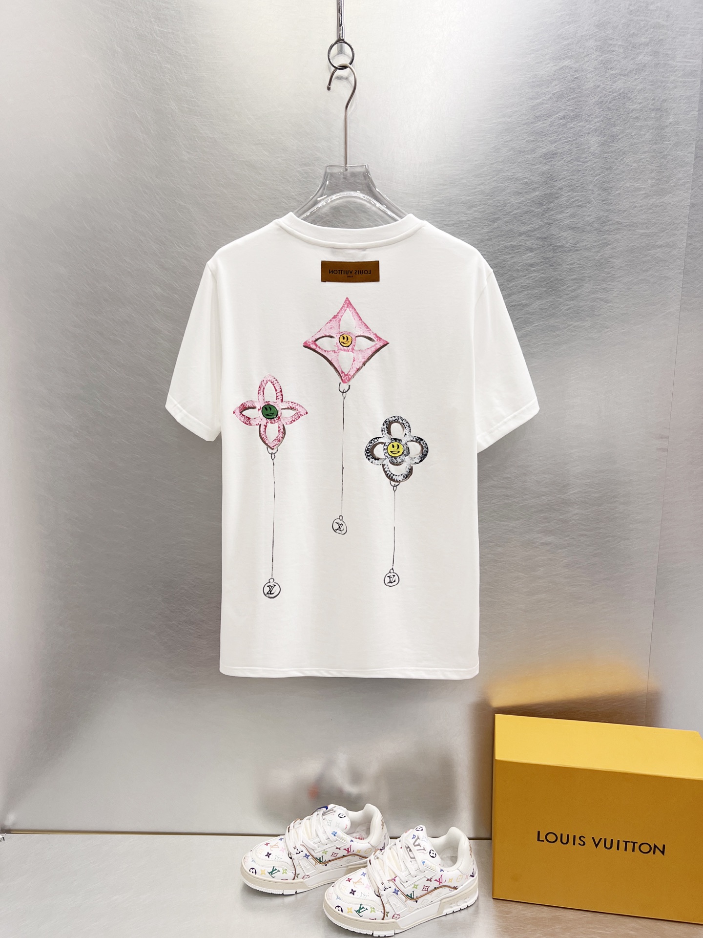   LV      ⚠️
重磅推荐！2025ss夏装新品 专柜在售 最新系列图案logo短袖T恤 必须人