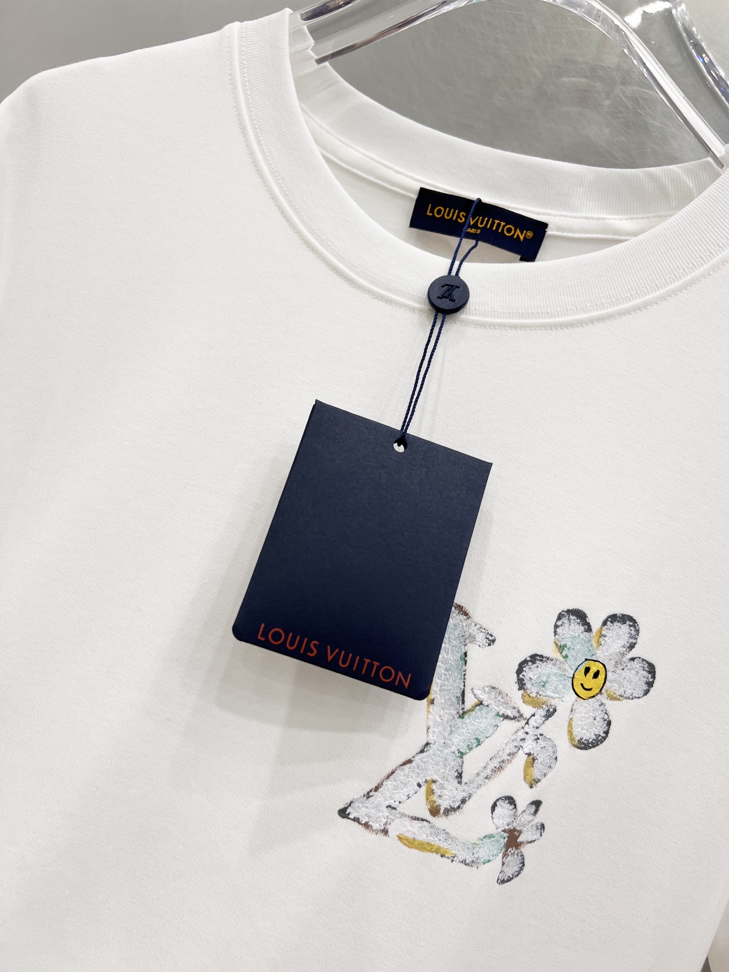   LV      ⚠️
重磅推荐！2025ss夏装新品 专柜在售 最新系列图案logo短袖T恤 必须人