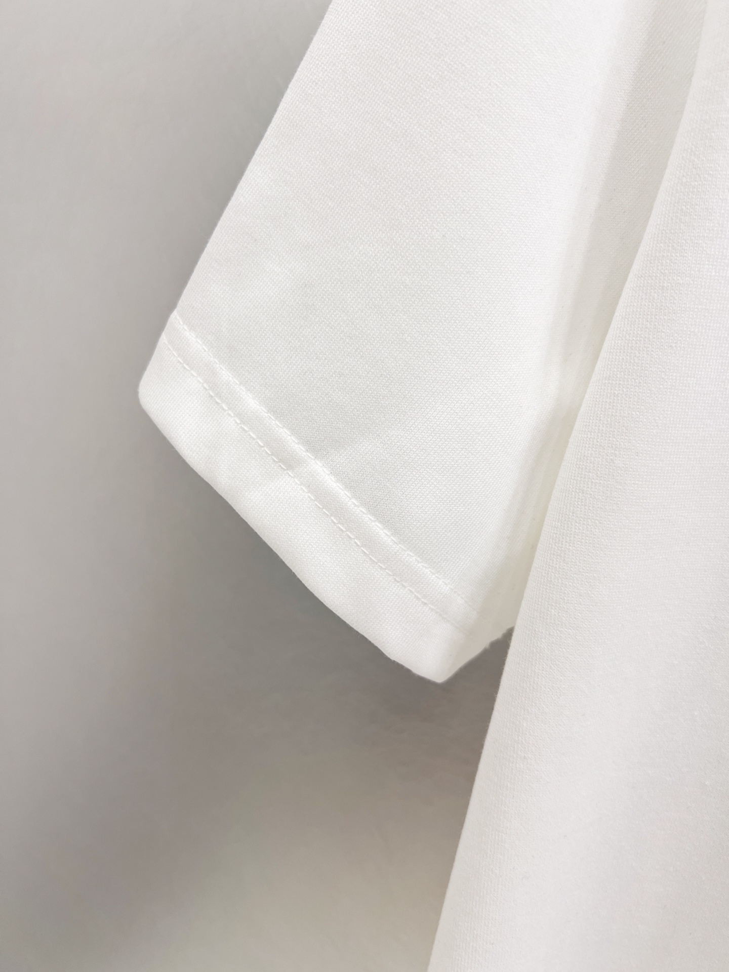   LV      ⚠️
重磅推荐！2025ss夏装新品 专柜在售 最新系列图案logo短袖T恤 必须人