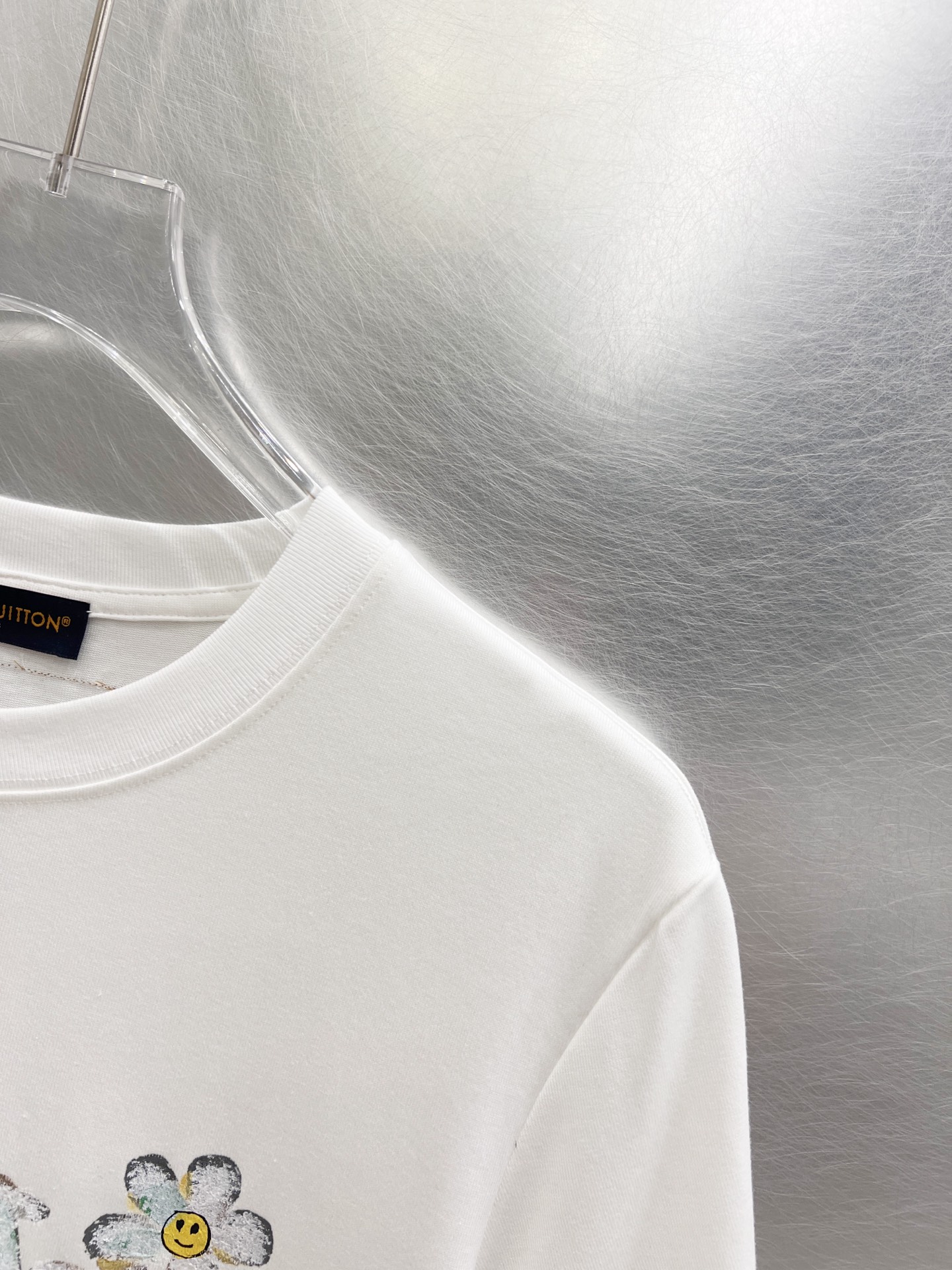   LV      ⚠️
重磅推荐！2025ss夏装新品 专柜在售 最新系列图案logo短袖T恤 必须人