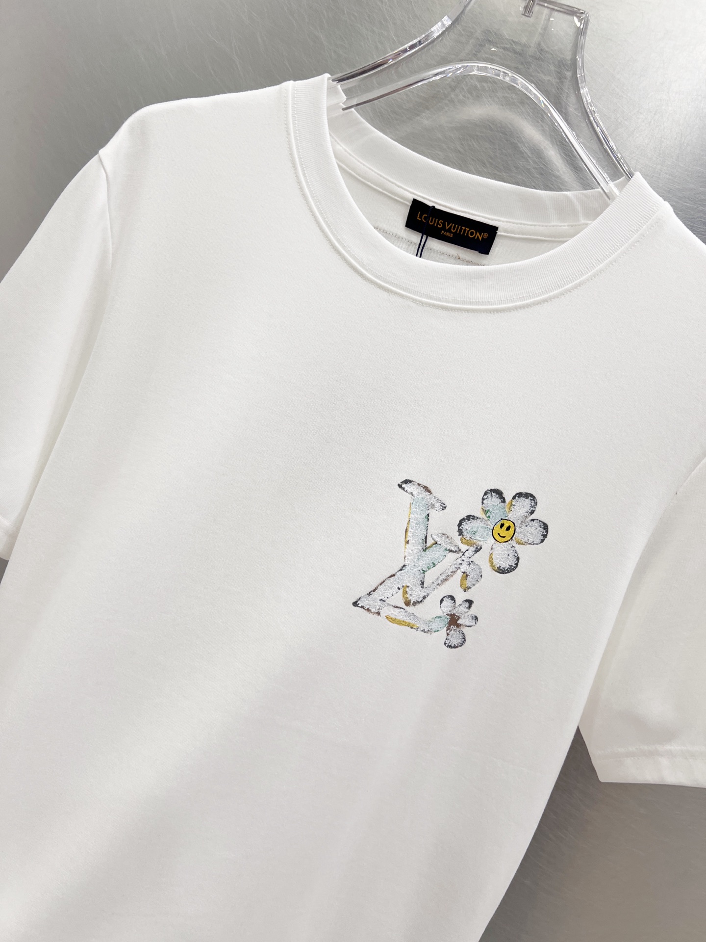   LV      ⚠️
重磅推荐！2025ss夏装新品 专柜在售 最新系列图案logo短袖T恤 必须人